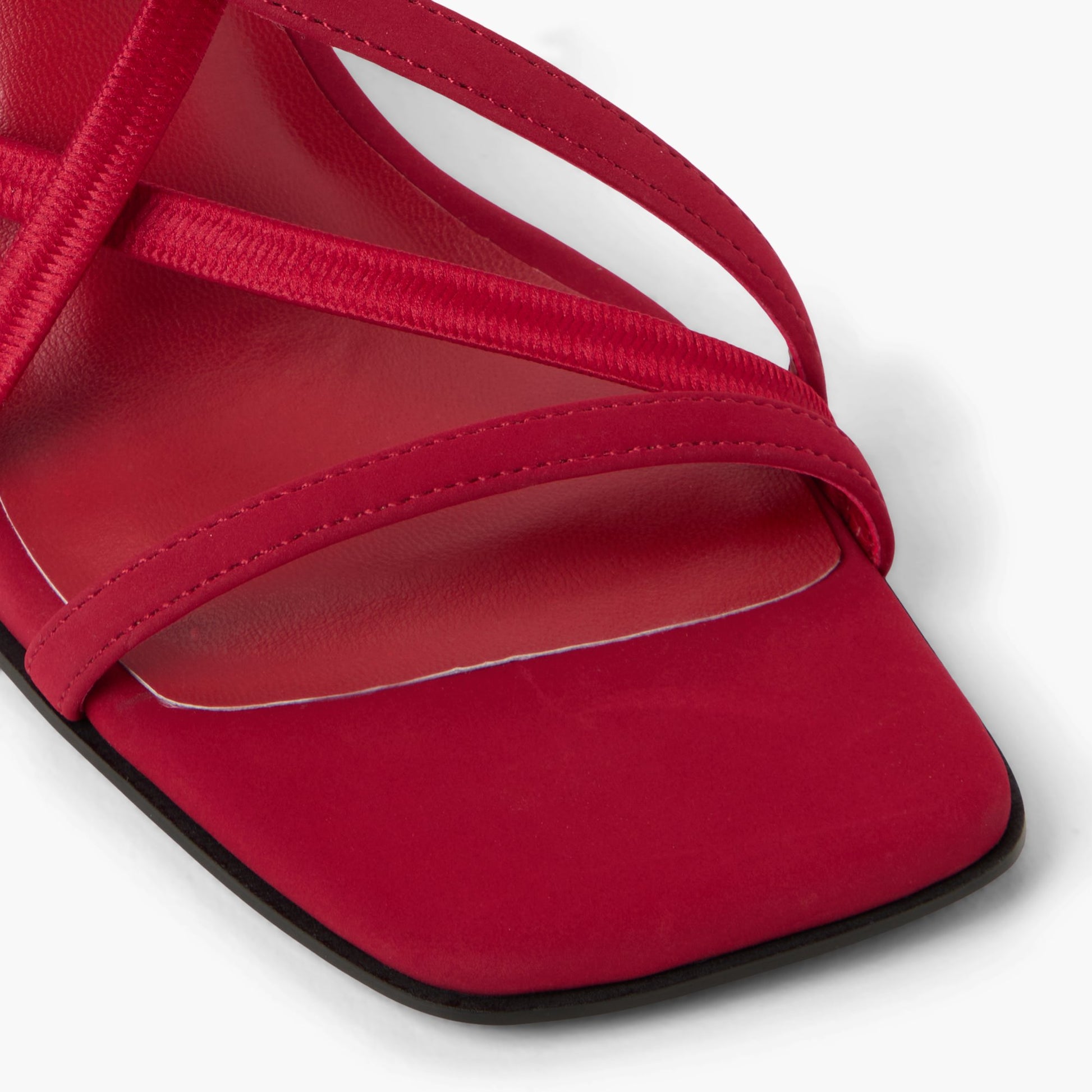 Test FR:Close-up of the Rouge Vif Siierra Sandales à talon haut