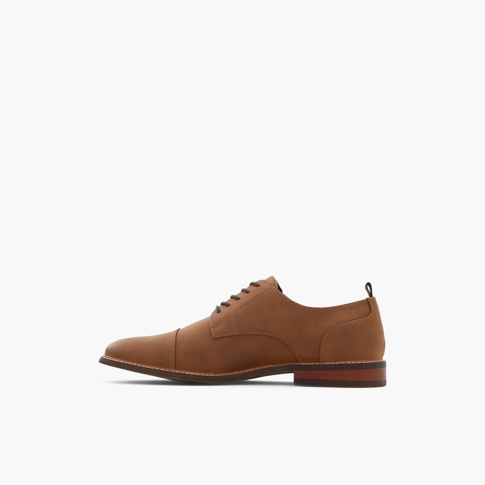 Test FR:Side view of Cognac Castles Chaussures derby