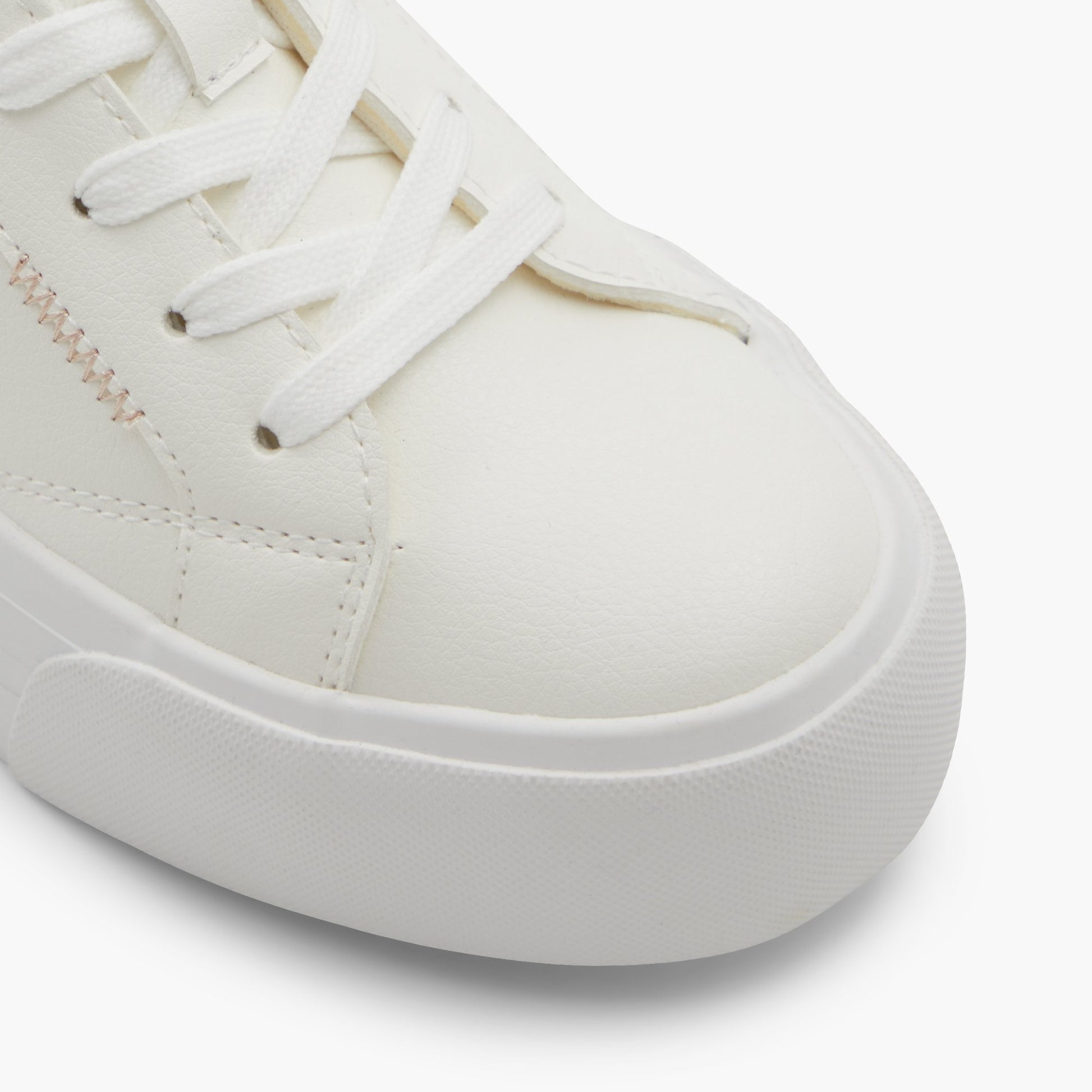 Test FR:Close-up of the Blanc Feeona Sneakers bas