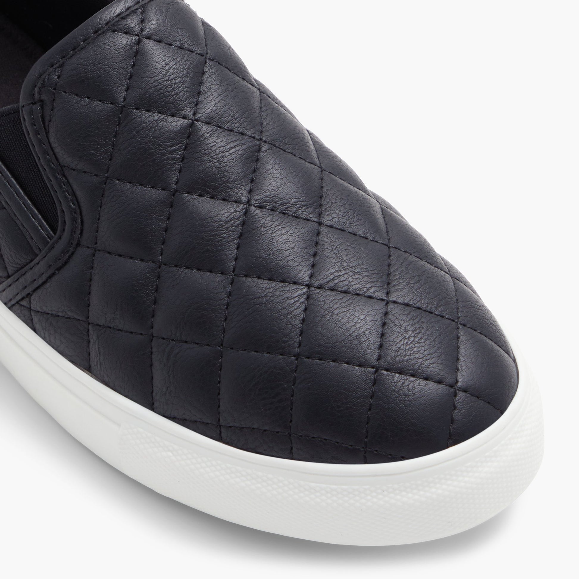 Close-up of the Black Iggyy Low top sneakers