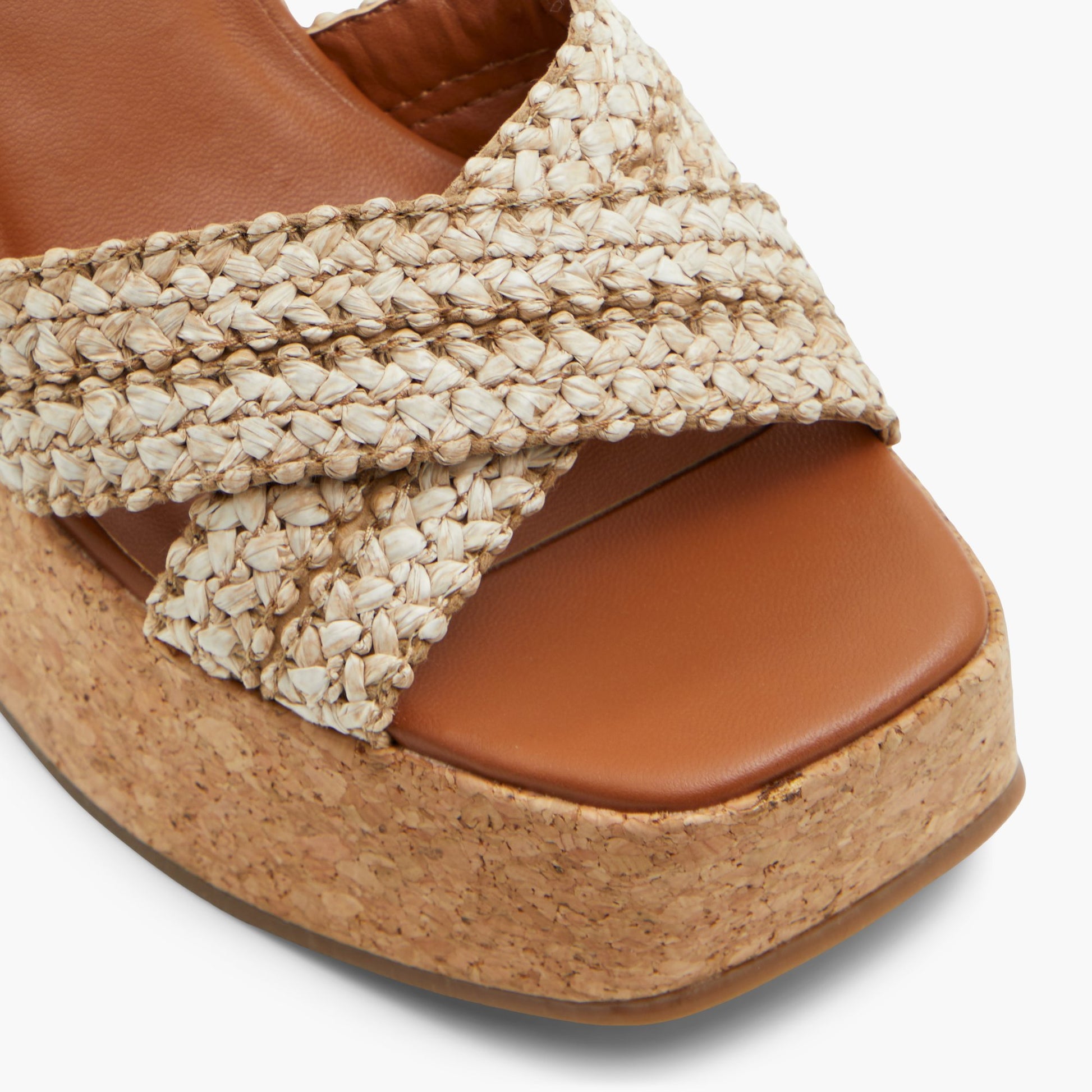Test FR:Close-up of the Naturel Alanii Sandales massives à talons hauts