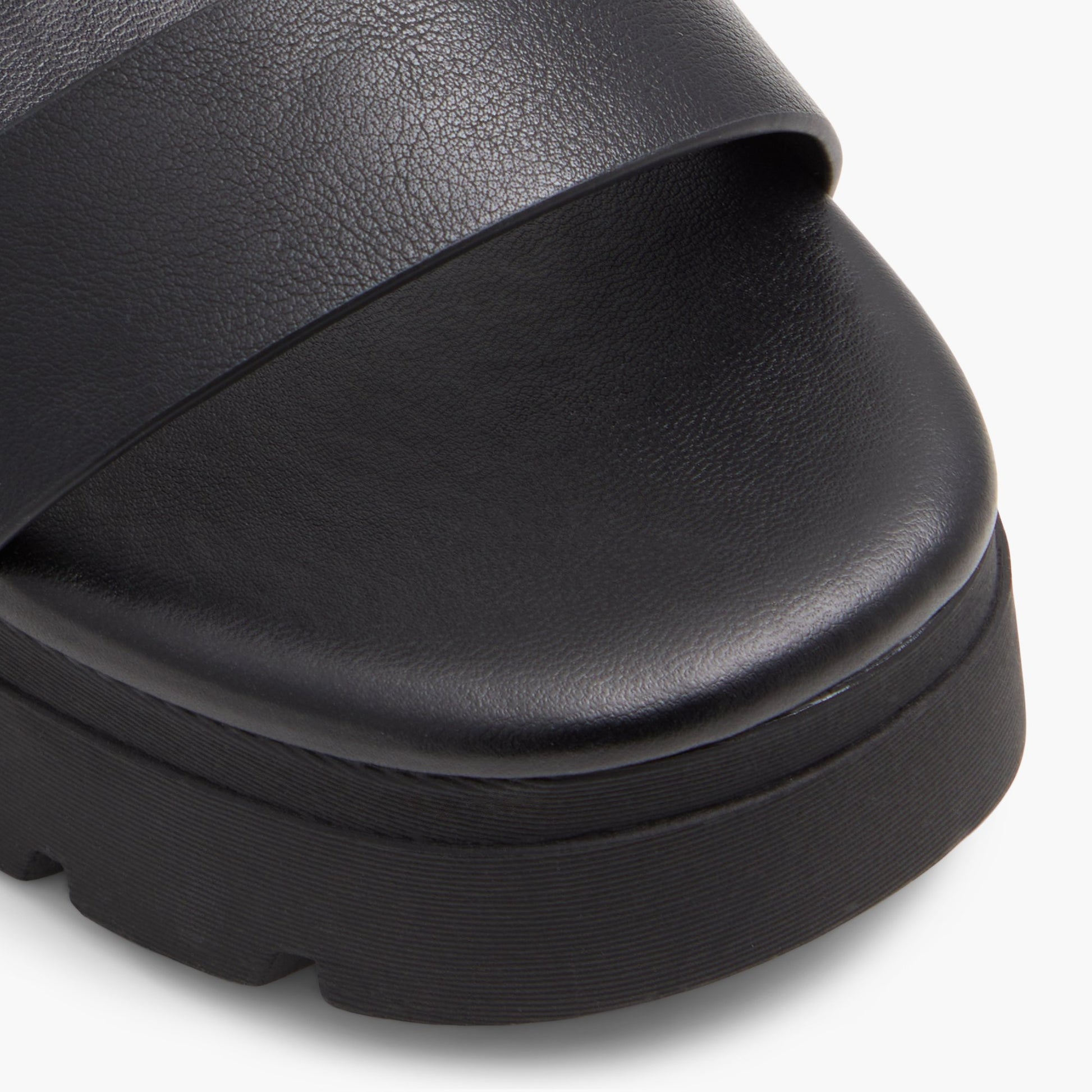 Test FR:Close-up of the Noir Novalie