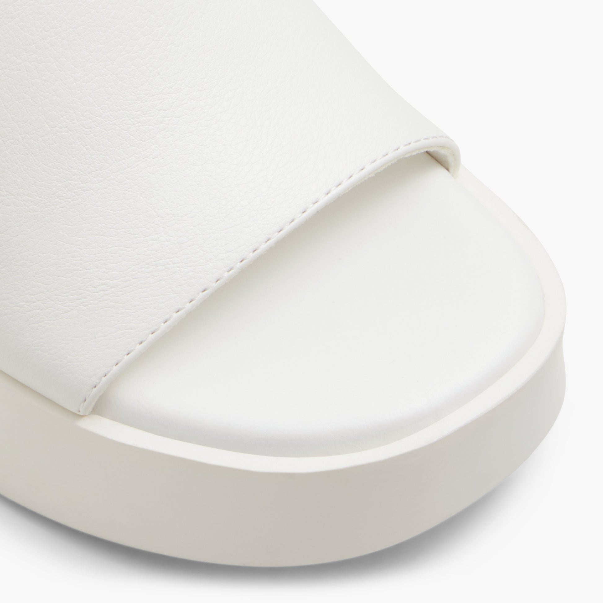 Close-up of the White Tabatha