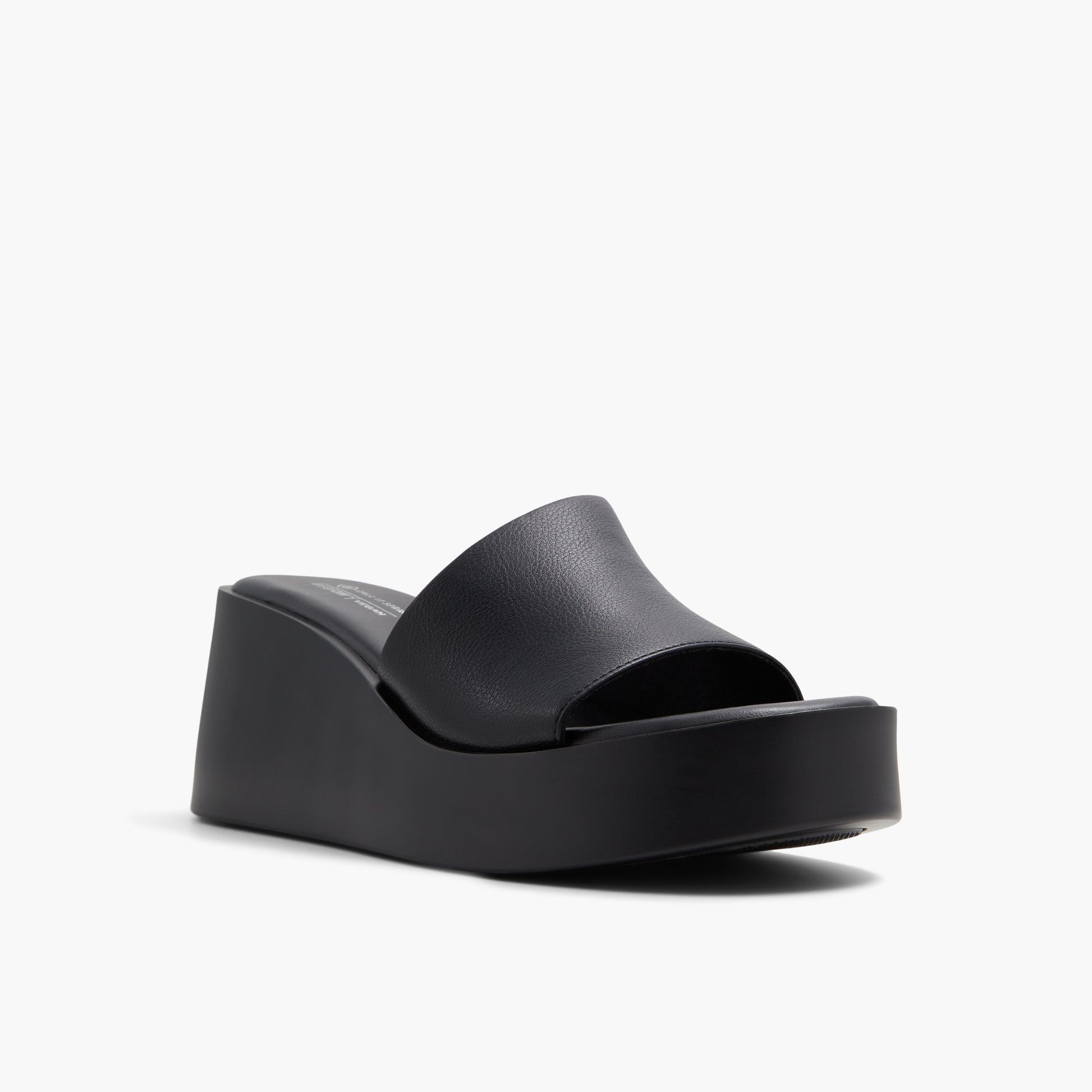 Test FR:Three-quarter angle of Noir Tabatha 's front side