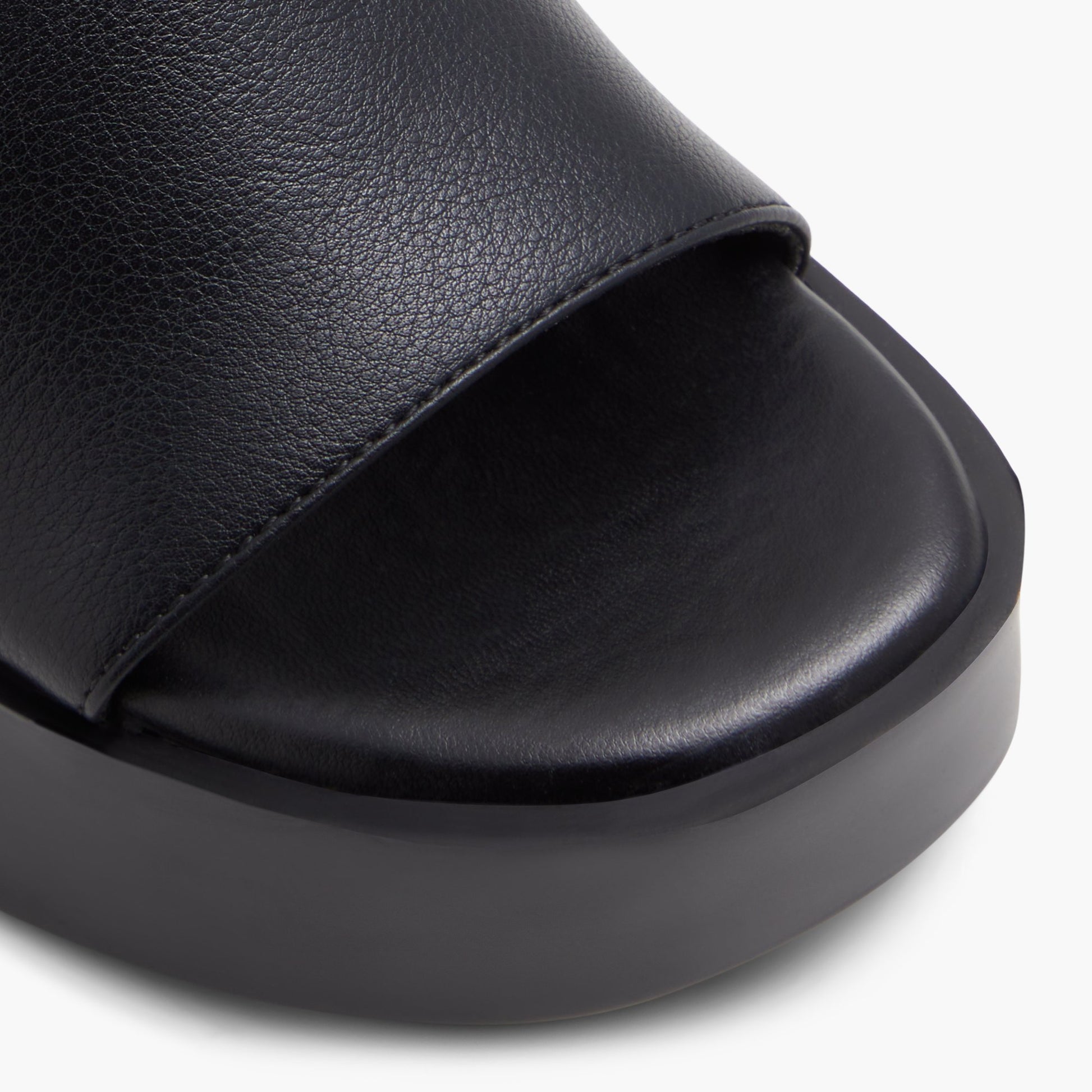 Test FR:Close-up of the Noir Tabatha