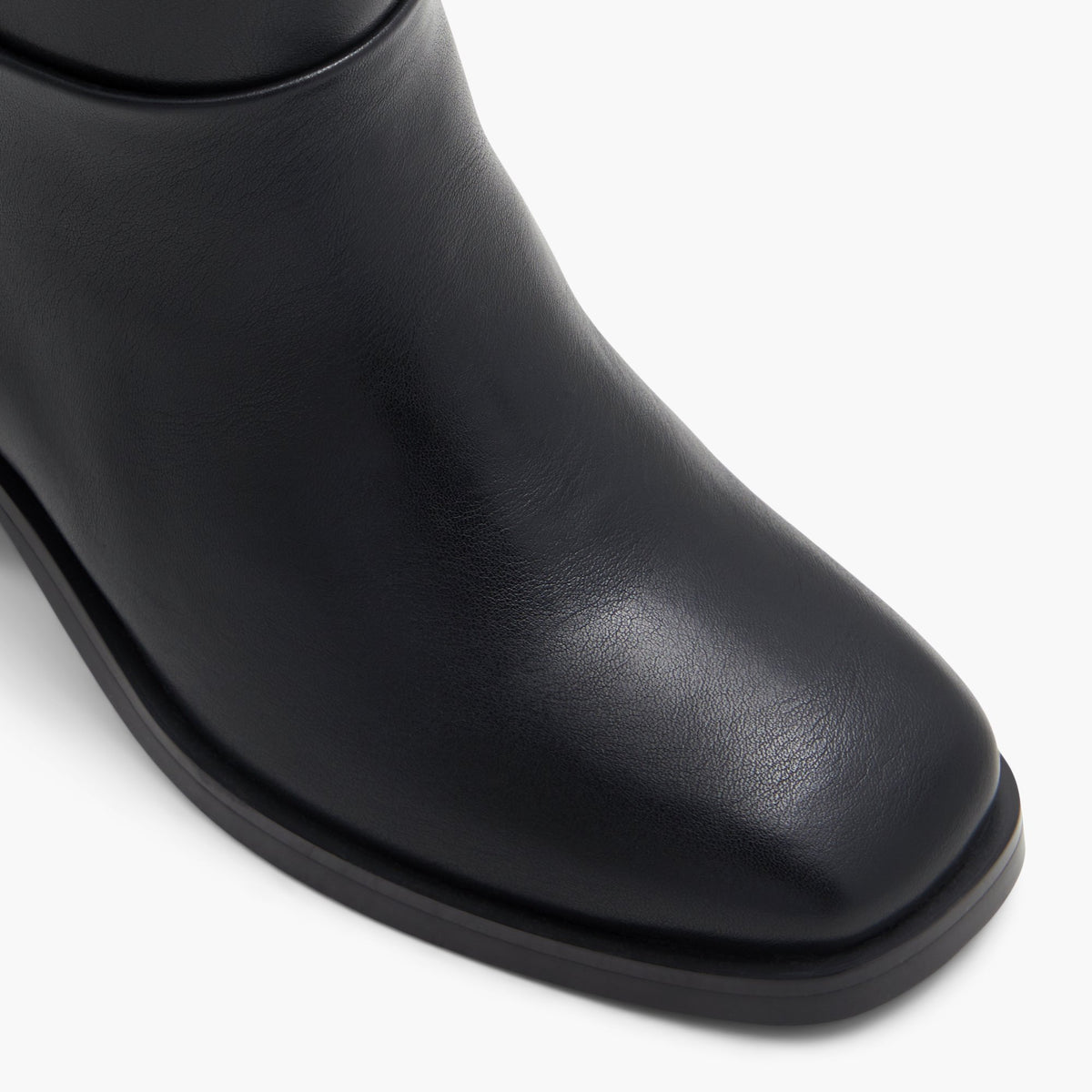 Gros plan de la Noir Renay Bottes hautes