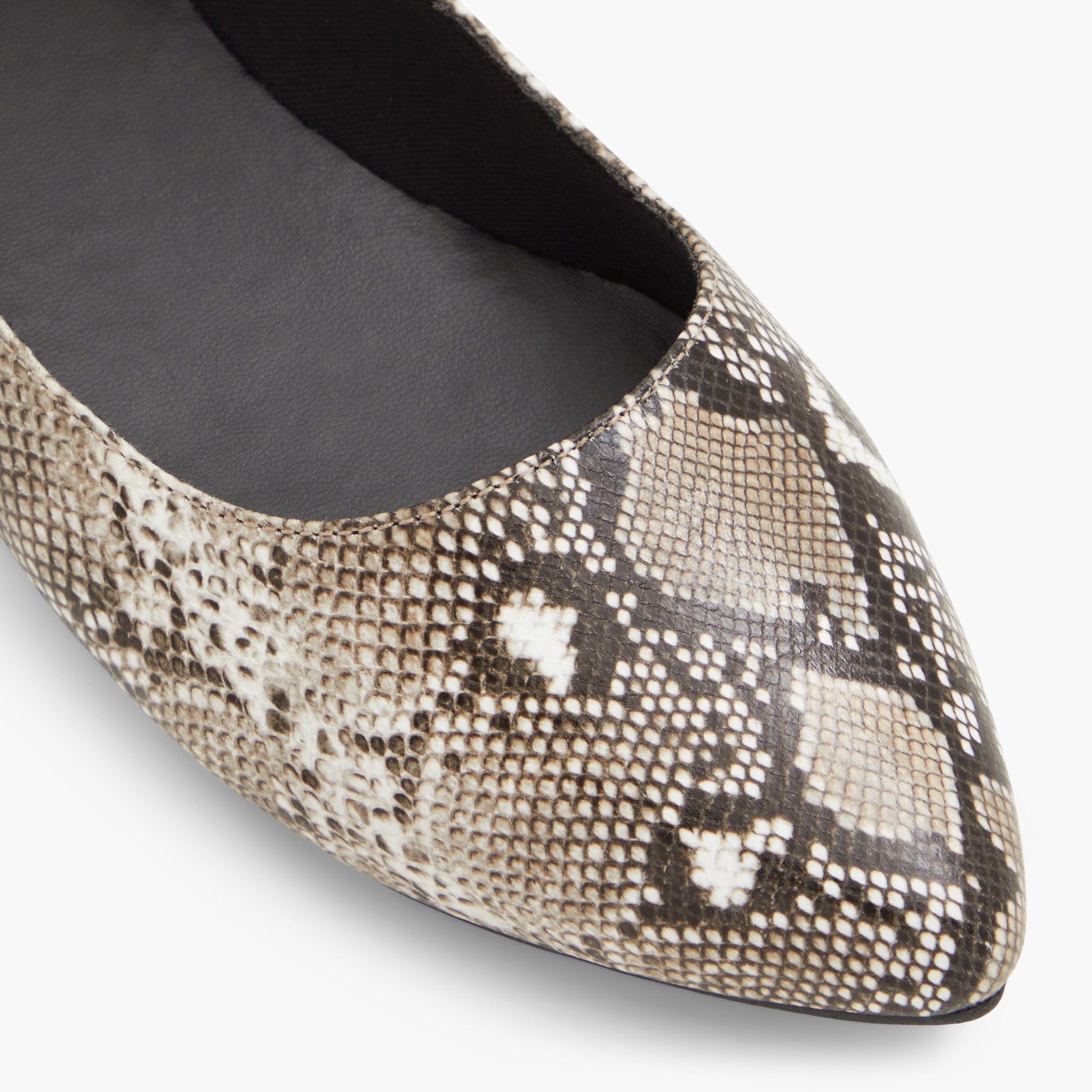 Test FR:Close-up of the S/B Naturel Cathryn Ballerines