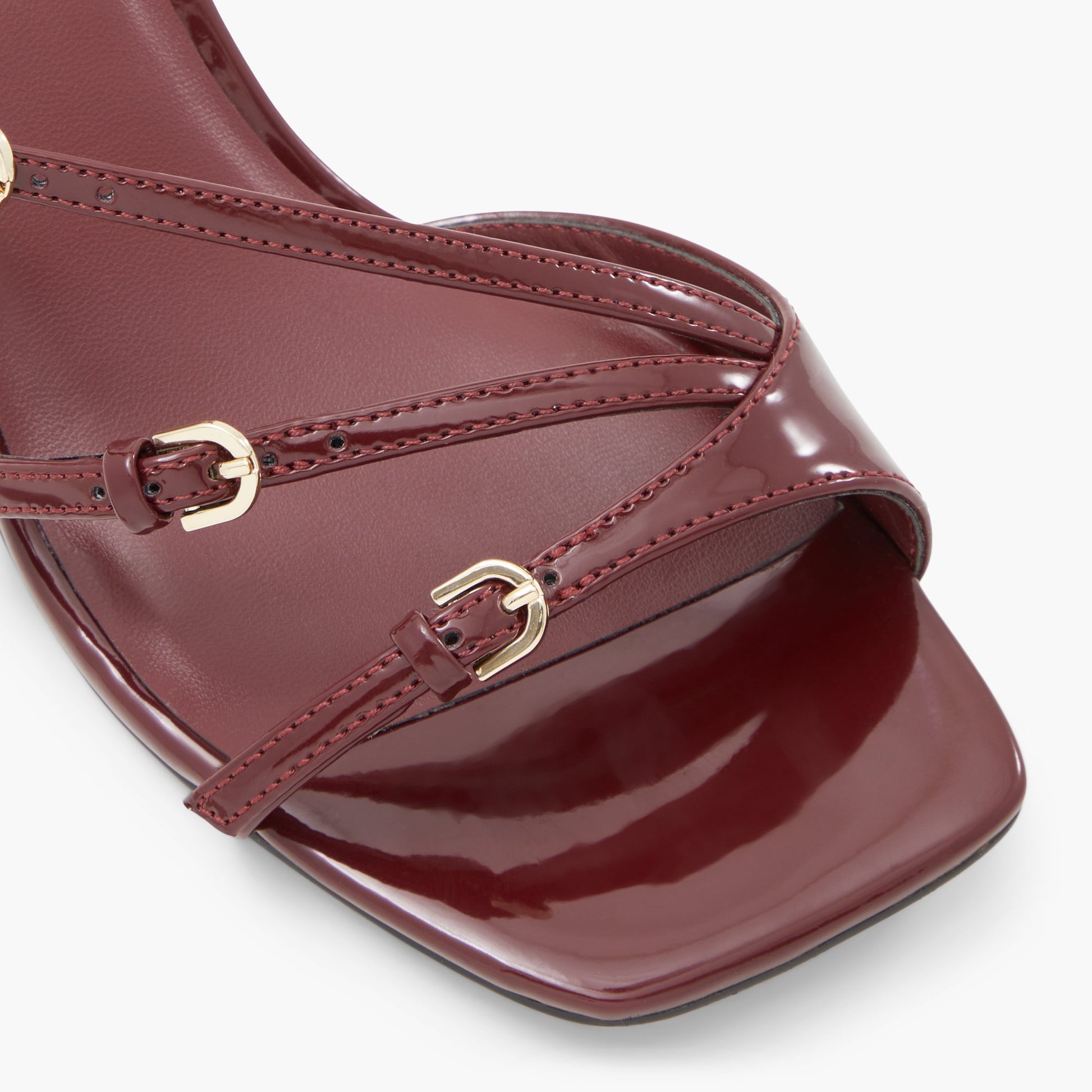 Test FR:Close-up of the Bordo Dianah Strappy Kitten Heeled Sandals
