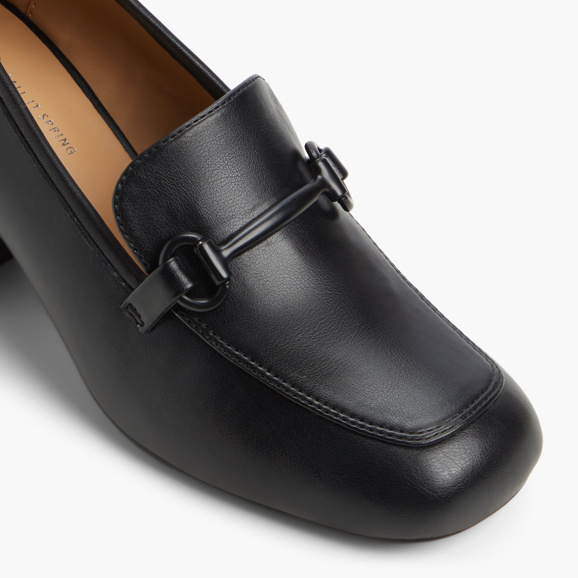 Test FR:Close-up of the Noir Saylorr Flâneurs à talons blocs