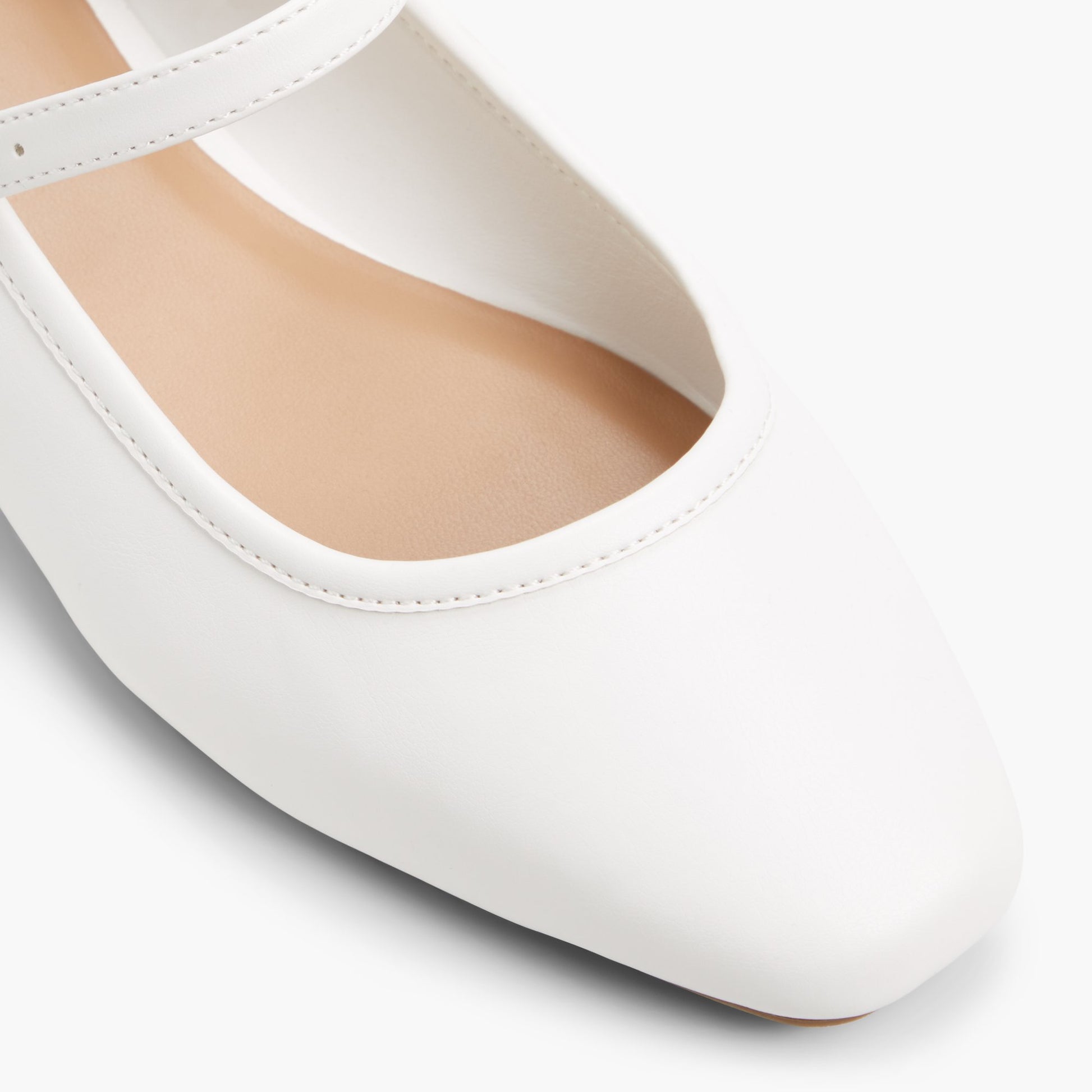 Test FR:Close-up of the Blanc Janeyy Ballerines Mary Jane