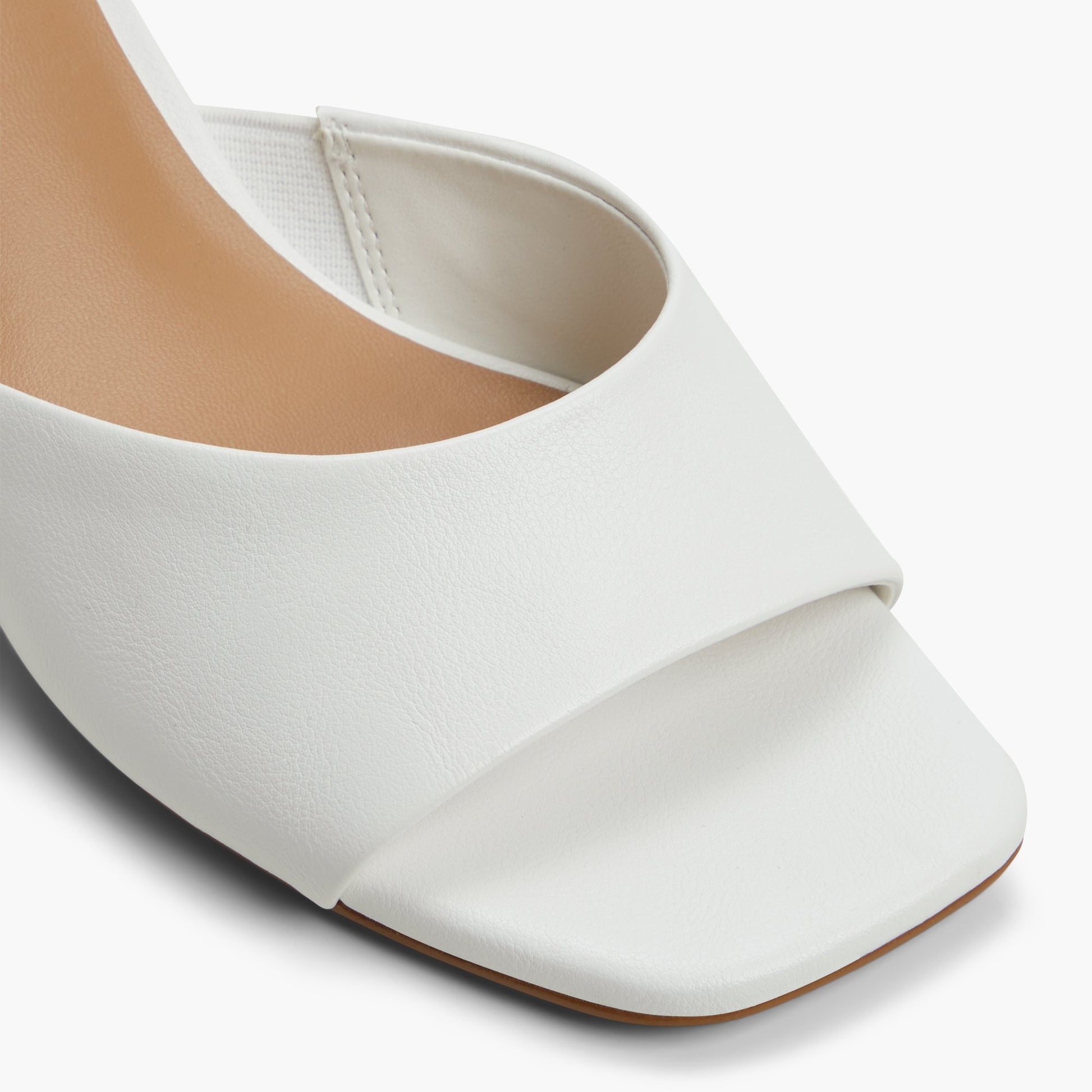 Test FR:Close-up of the Glace Lanaa Sandales mules à talon bloc