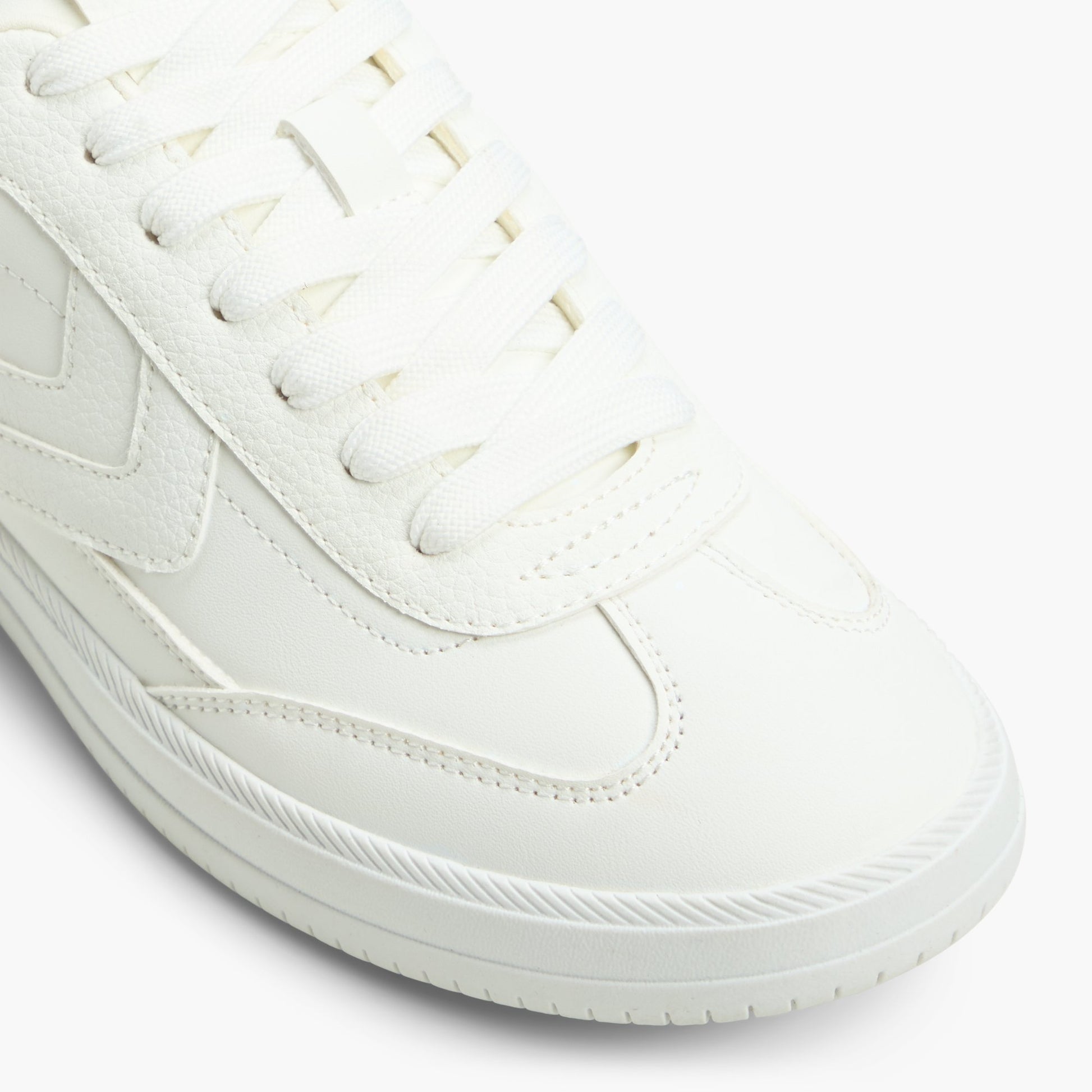 Test FR:Close-up of the Blanc Salome Sneakers à semelles cuvettes