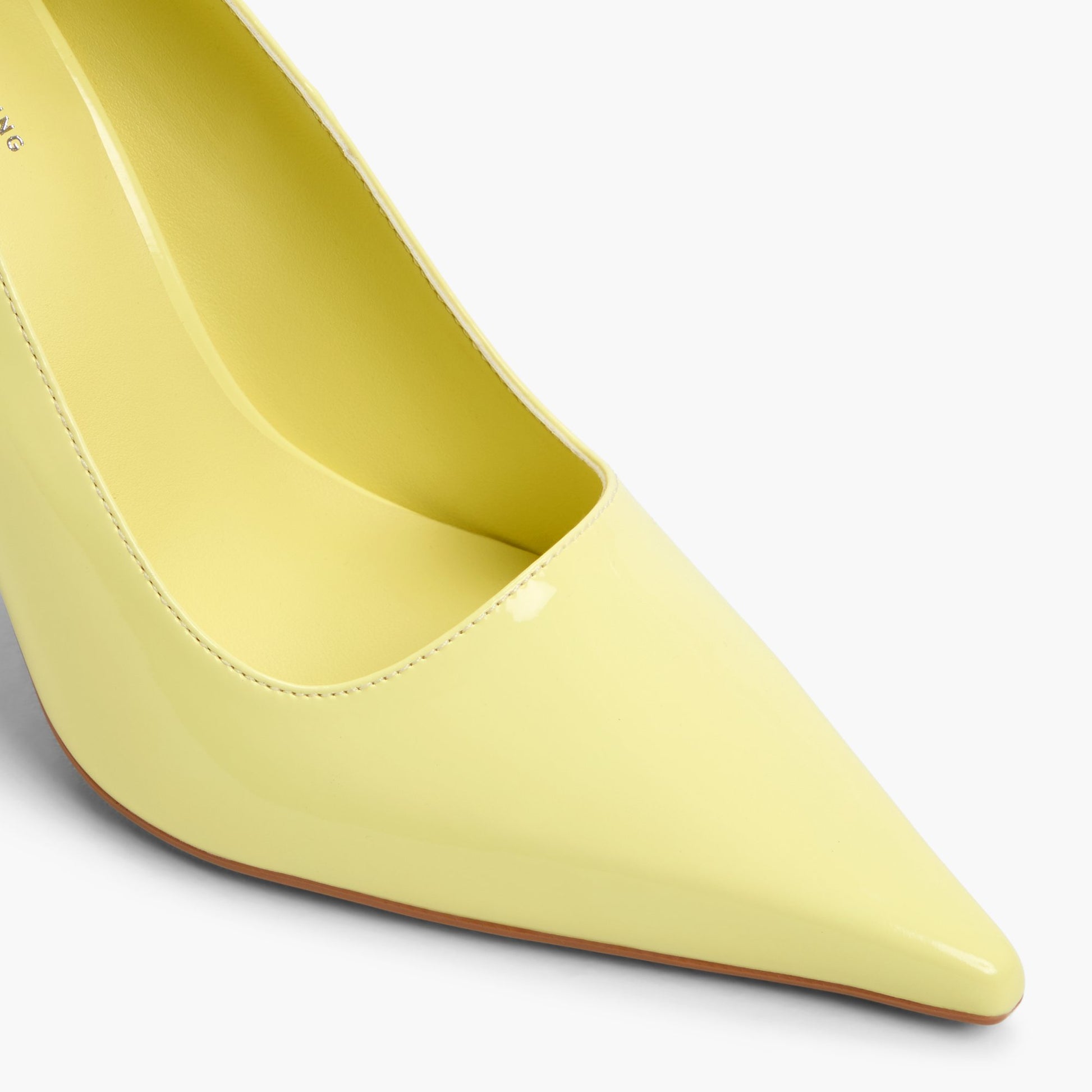 Test FR:Close-up of the Jaune Clair Ariies Escarpins