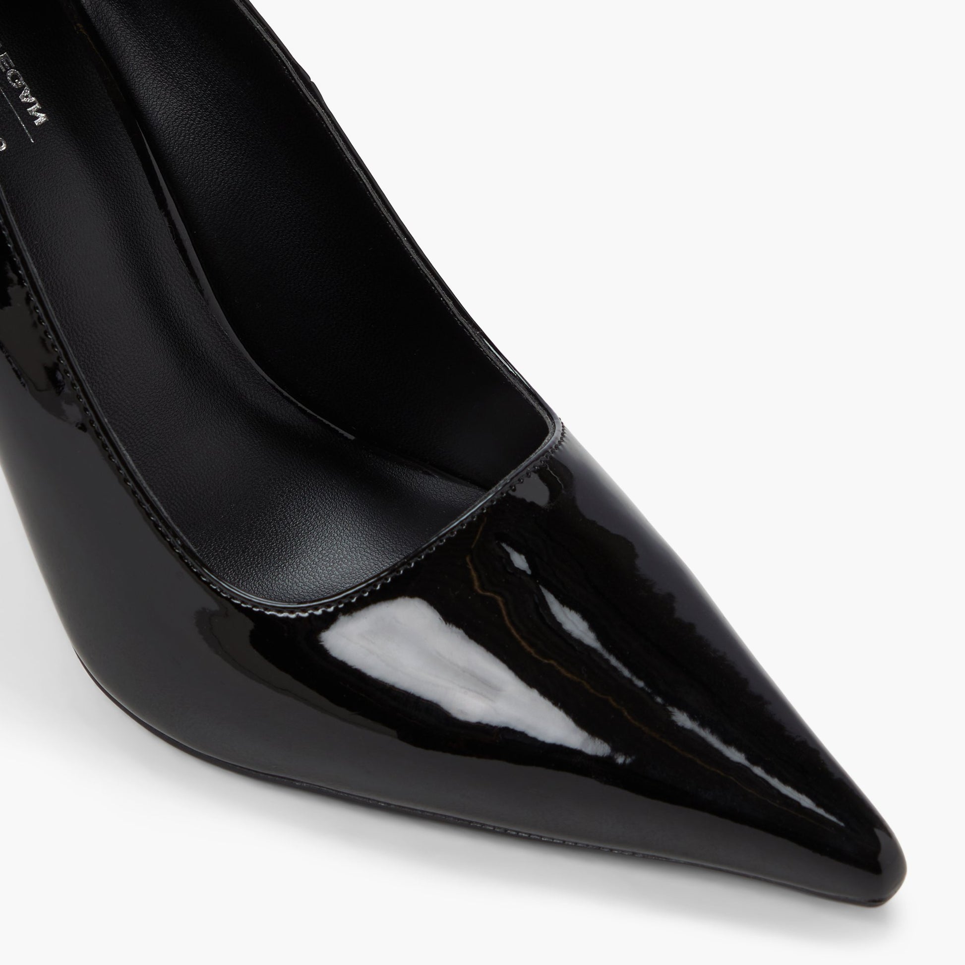 Close-up of the Black Ariies Pumps