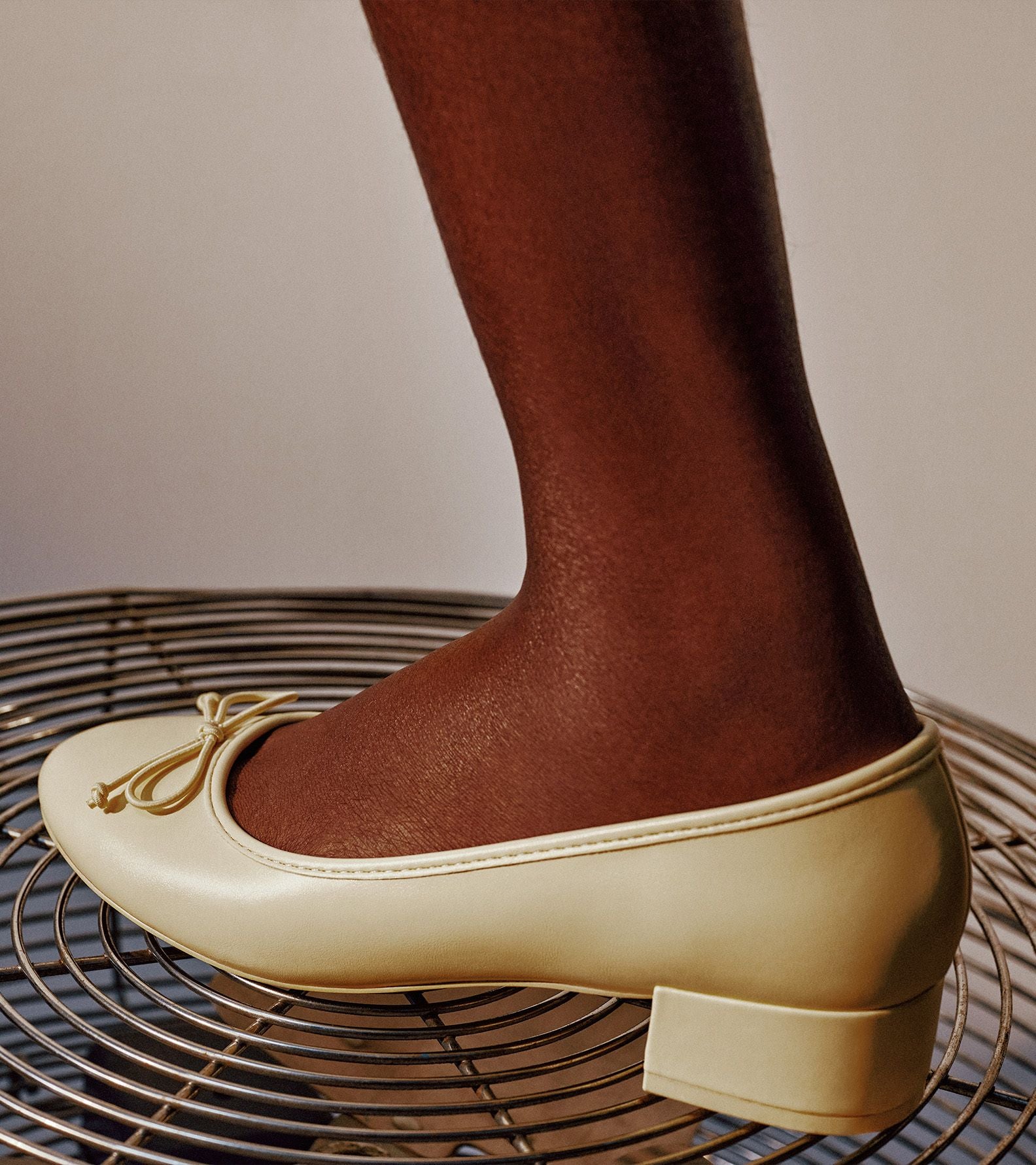 Poiise in Light Yellow