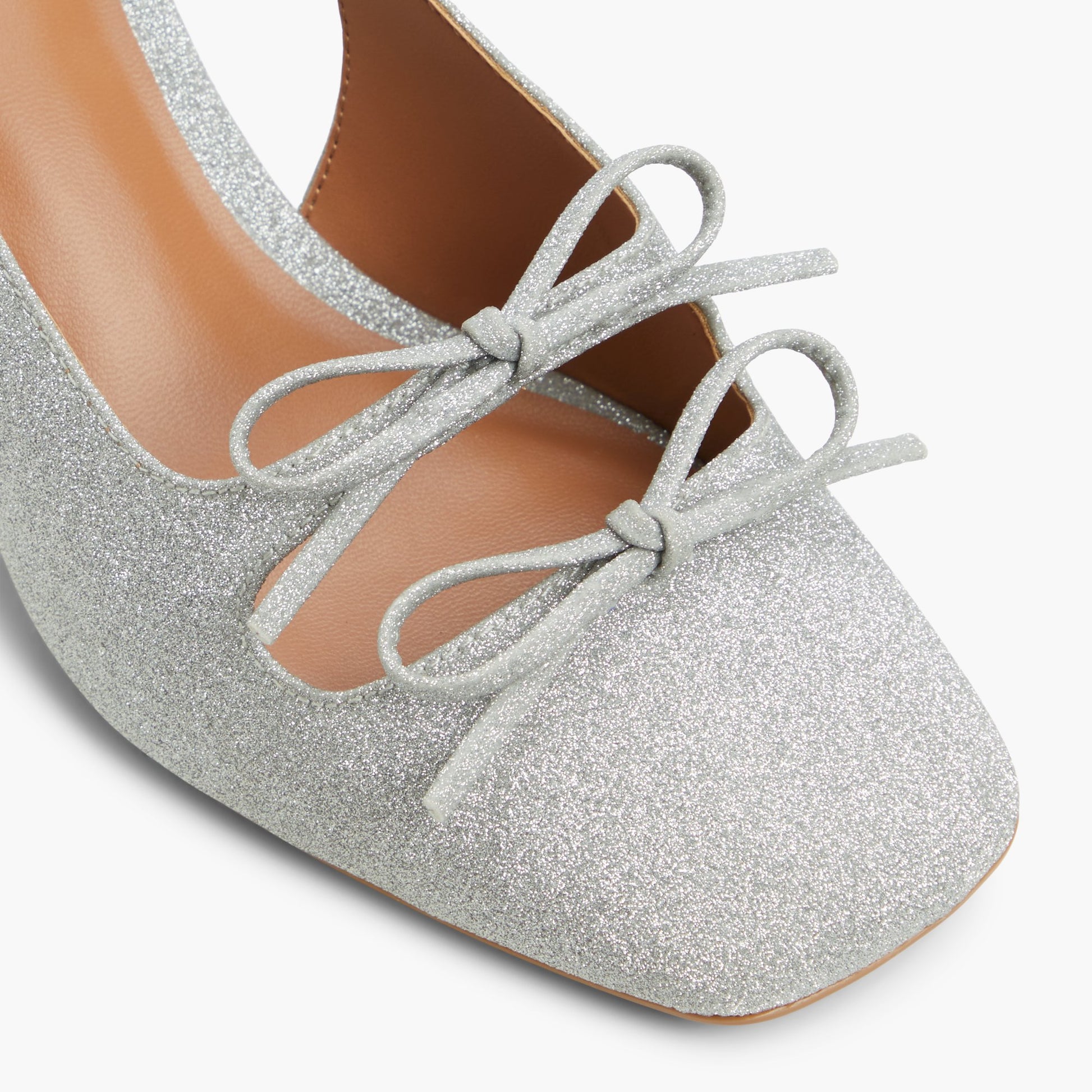 Test FR:Close-up of the Argent Fille Talons bloc à bride