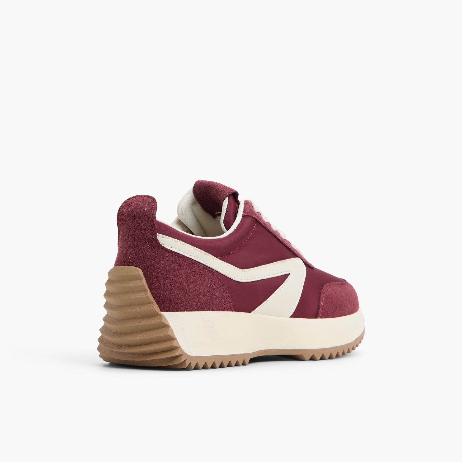 Test FR:Three-quarter angle of Bordo Danie 's back side