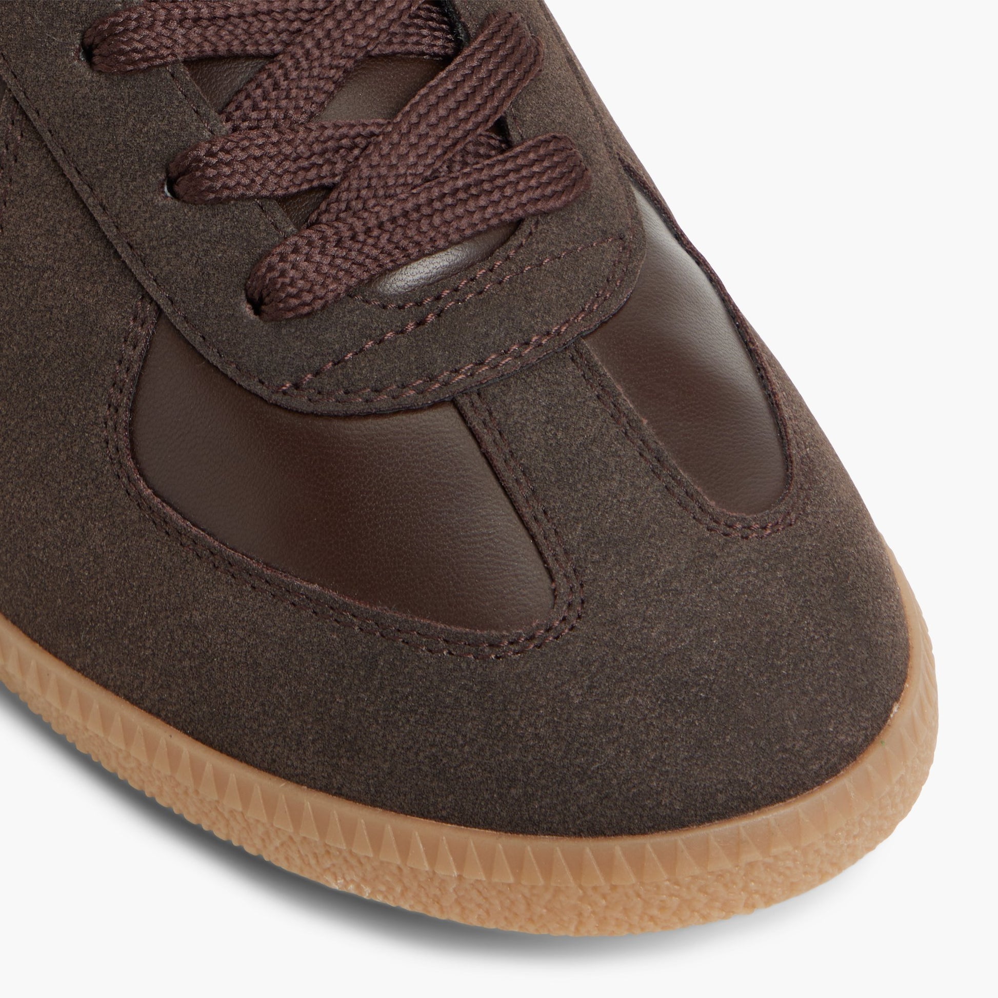 Close-up of the Brown Tenor Low-top Sneakers