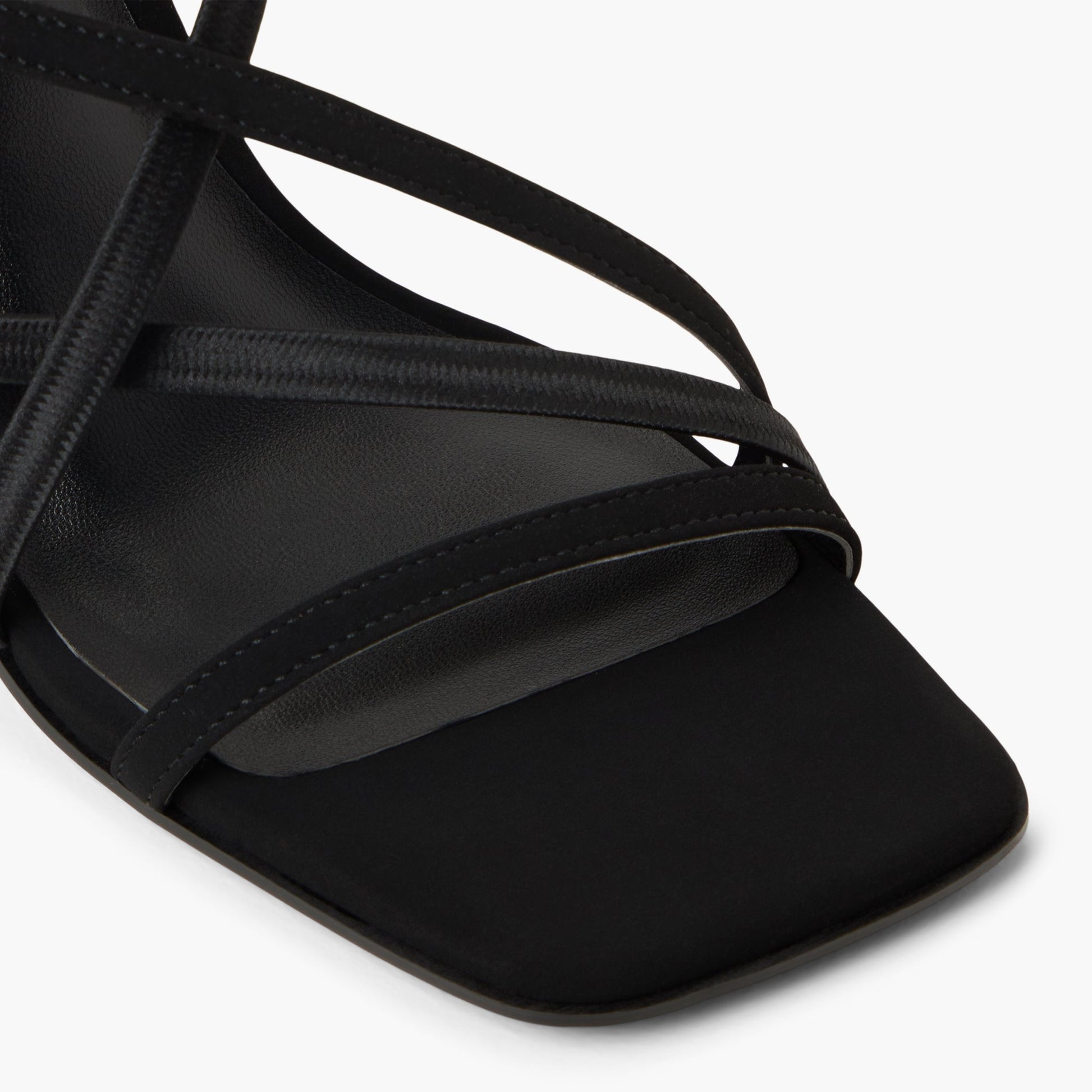 Test FR:Close-up of the Noir Siierra Sandales à talon haut