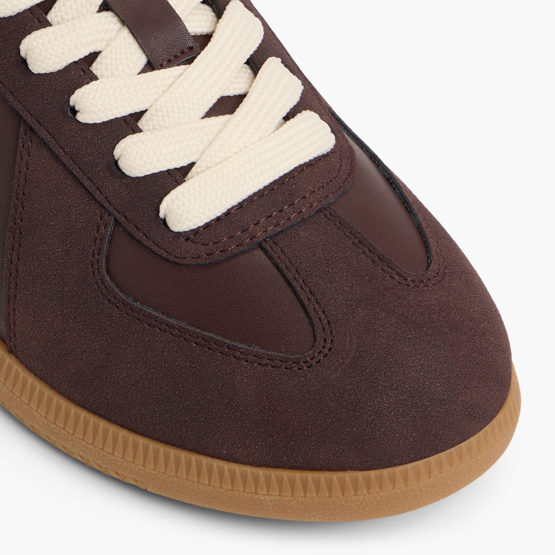 Close-up of the Dark Purple Tenora Low-Top Sneakers