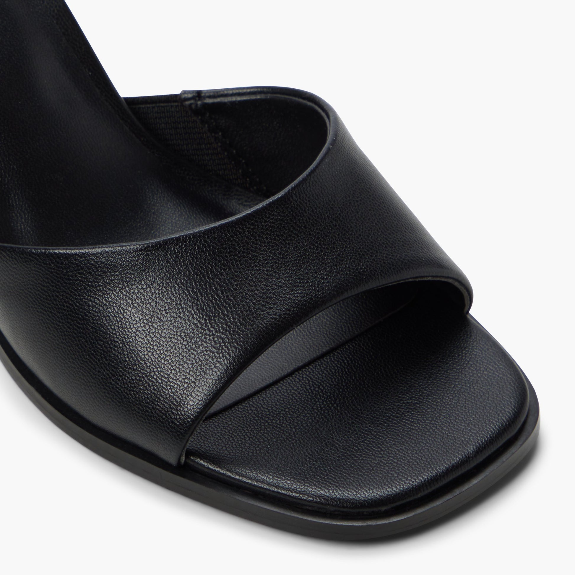 Test FR:Close-up of the Noir Cassiee Mules à talon