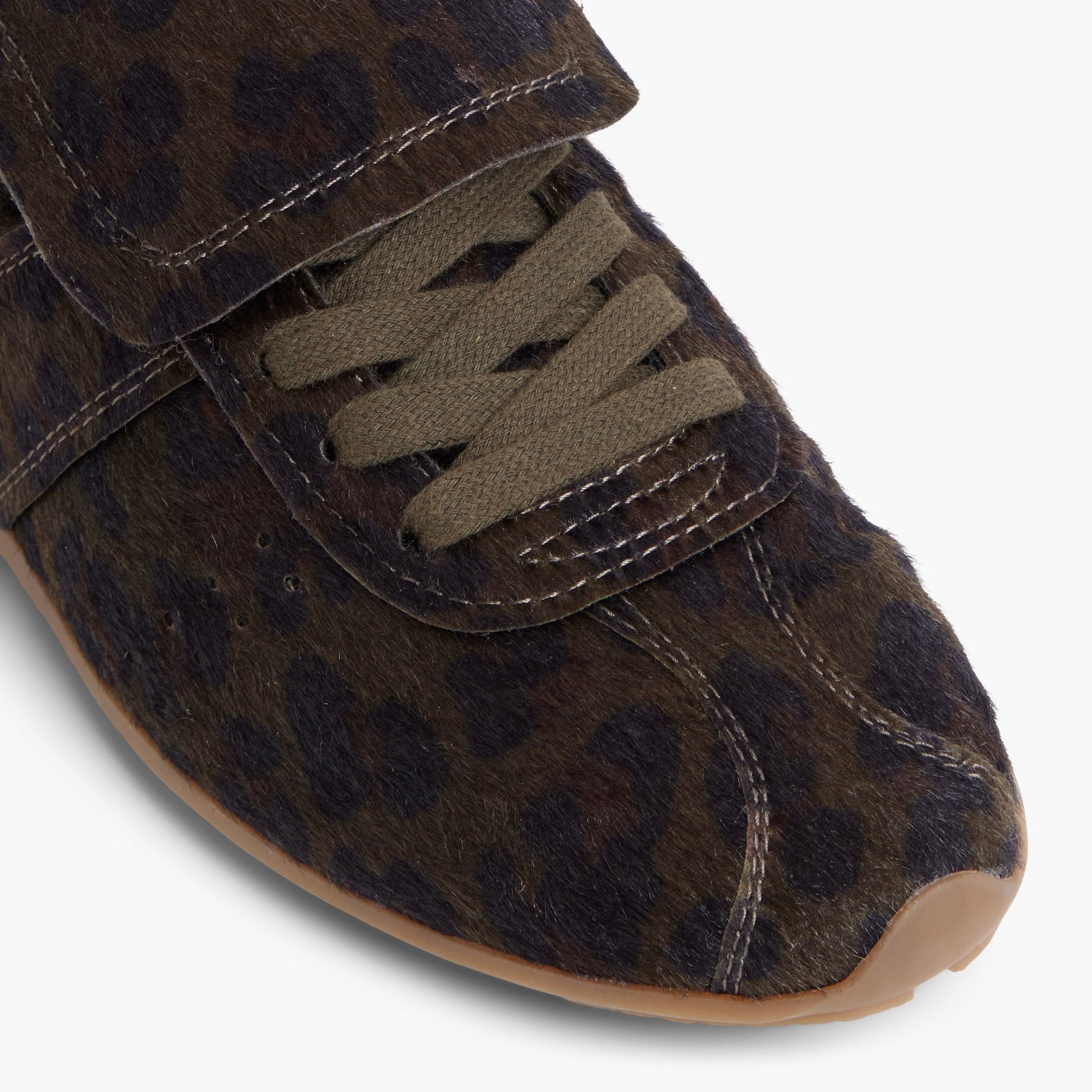 Close-up of the Dark Green Forward Low-Top Sneakers