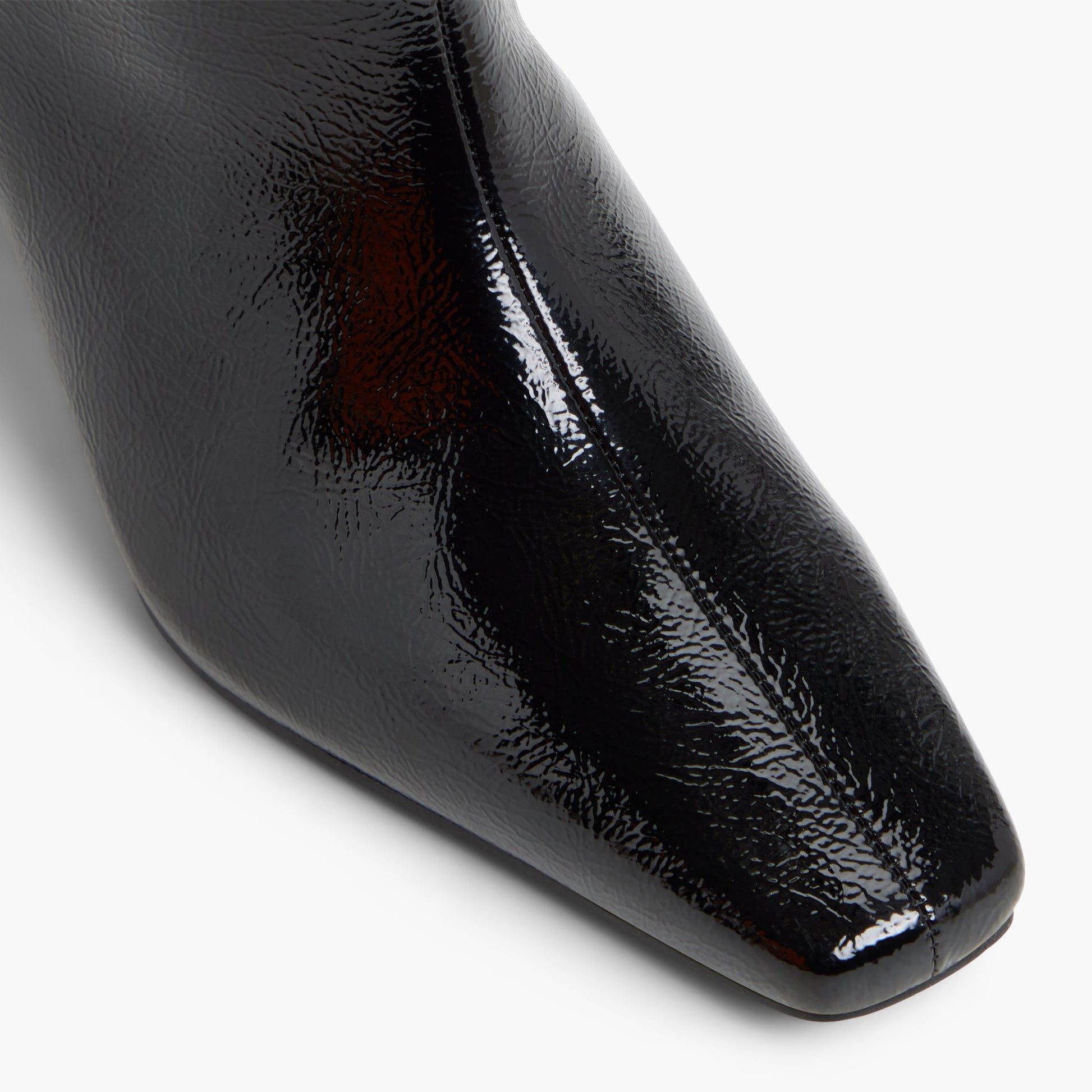 Test FR:Close-up of the Noir Ouvert Izadoraa Bottes mi-mollet