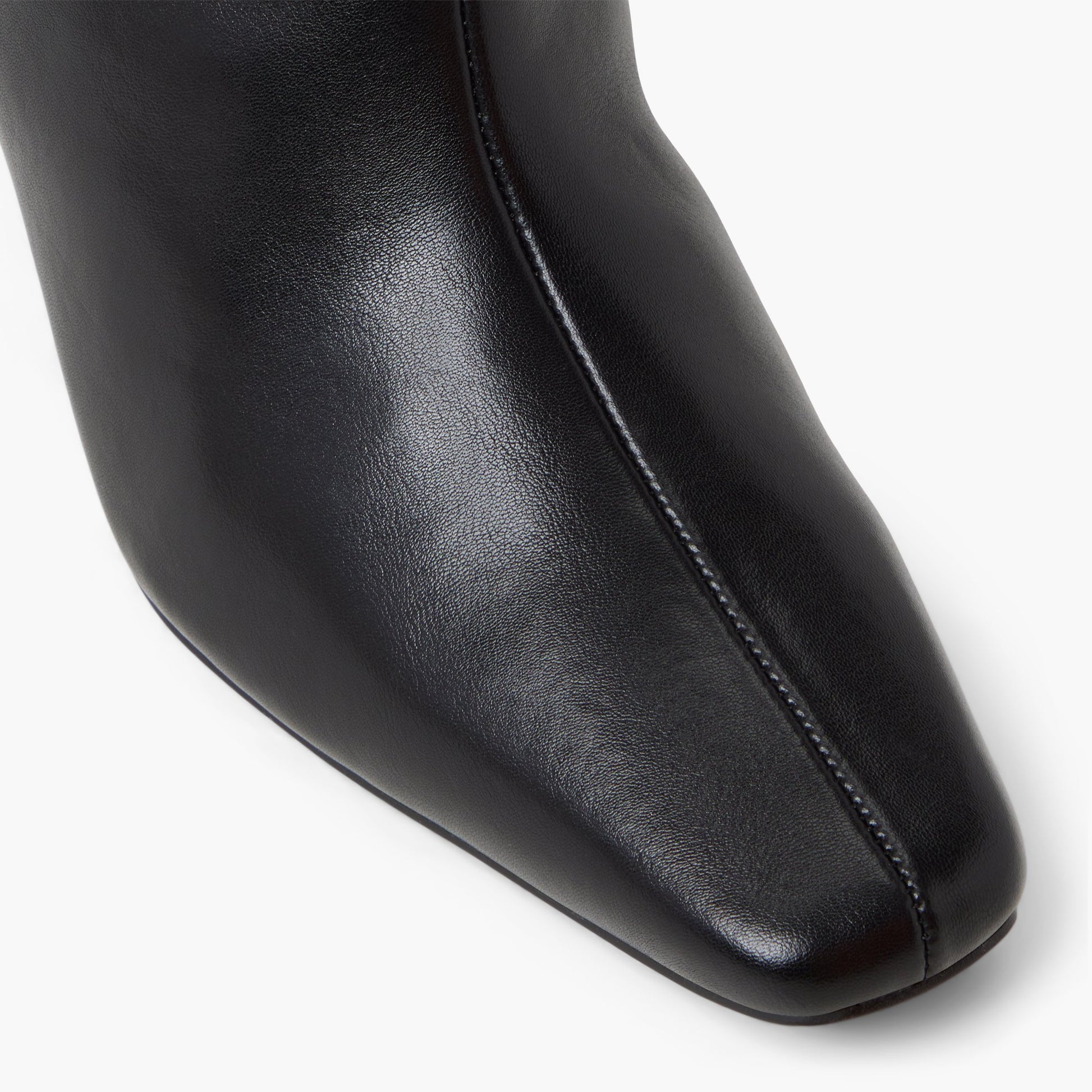 Test FR:Close-up of the Noir Izadoraa Bottes mi-mollet