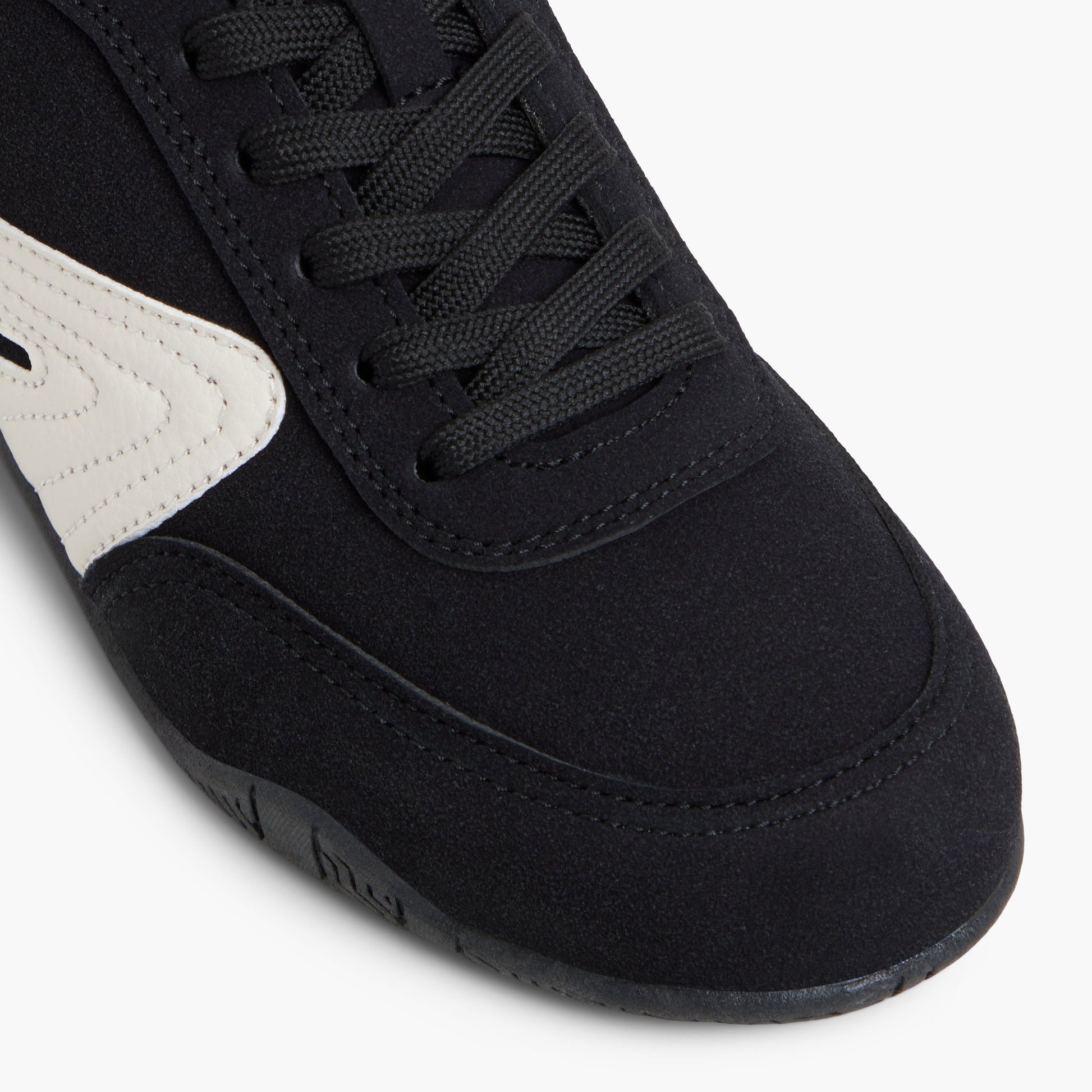 Close-up of the Black Pantheraa Low-Top Sneakers