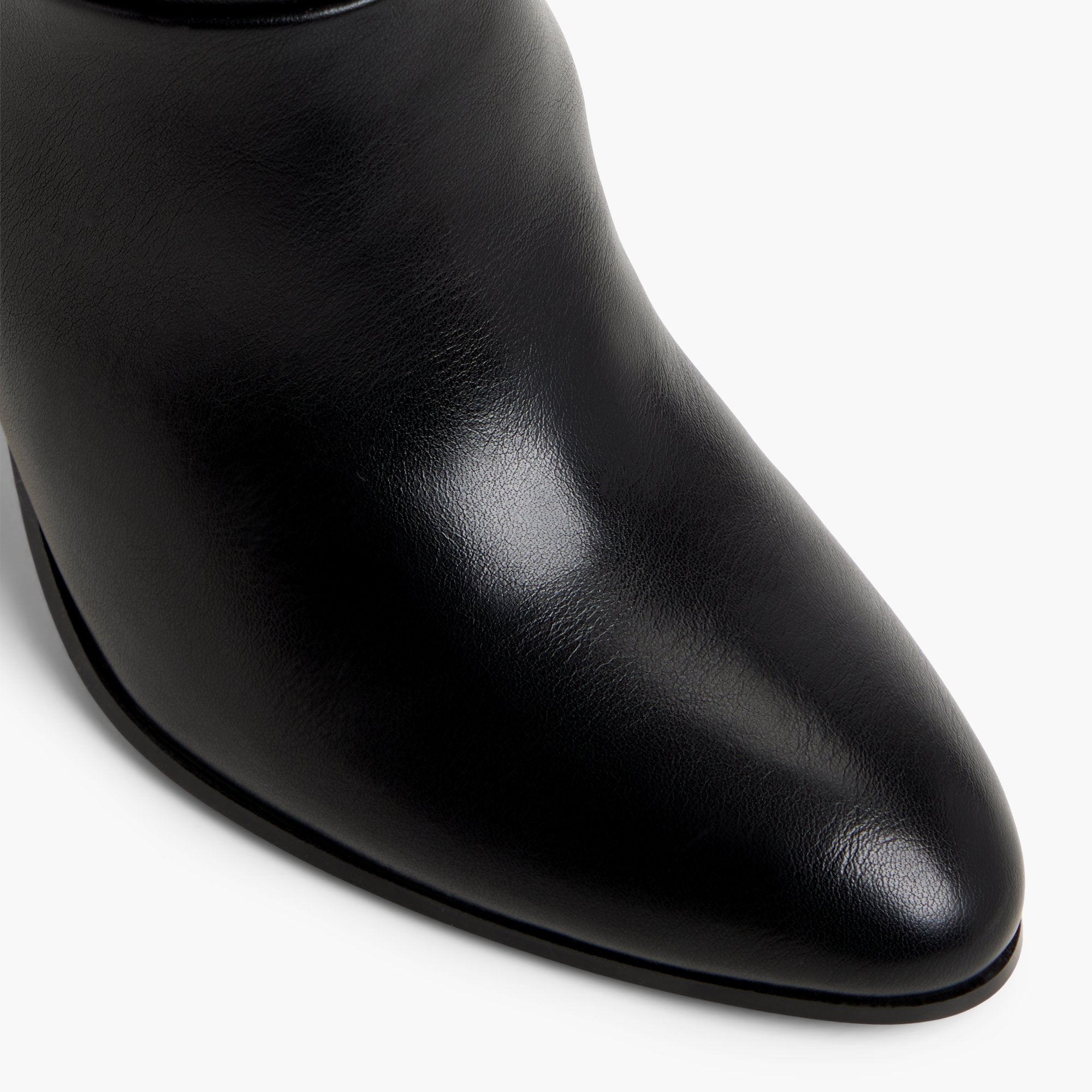 hia_　1121 Xeniaa in Black