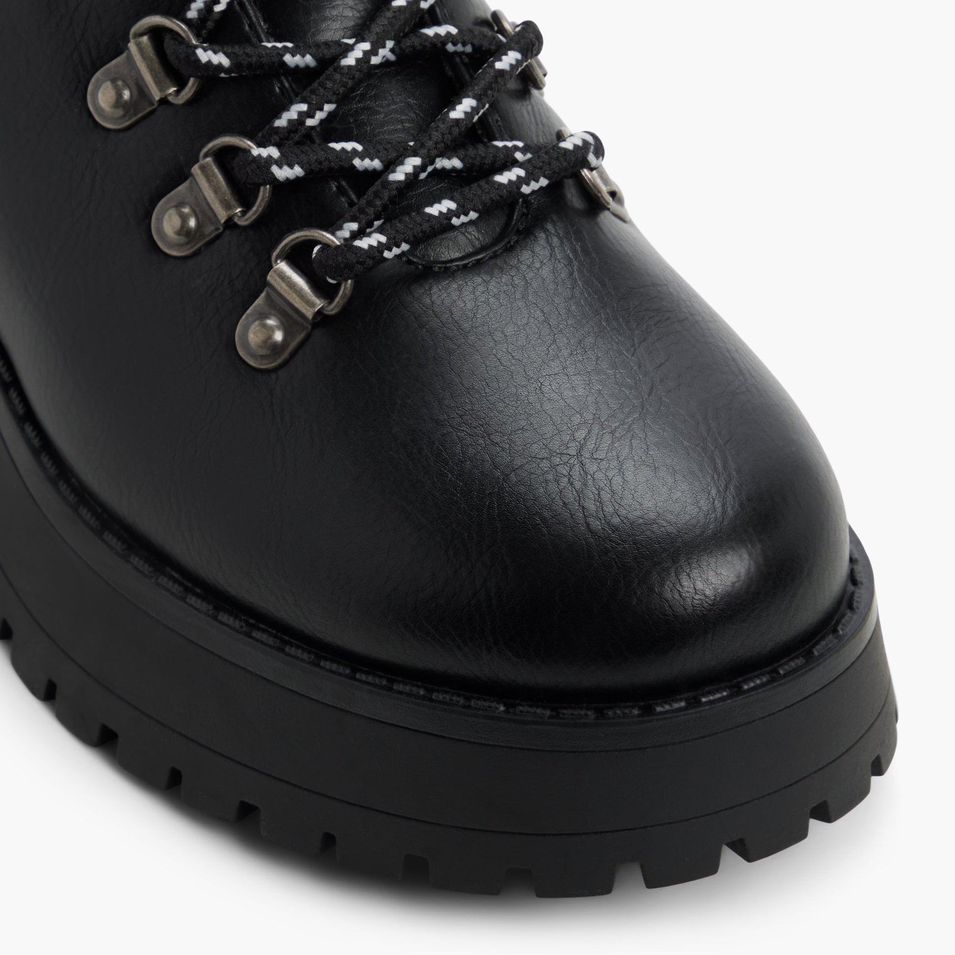 Close-up of the Black Trekkerr