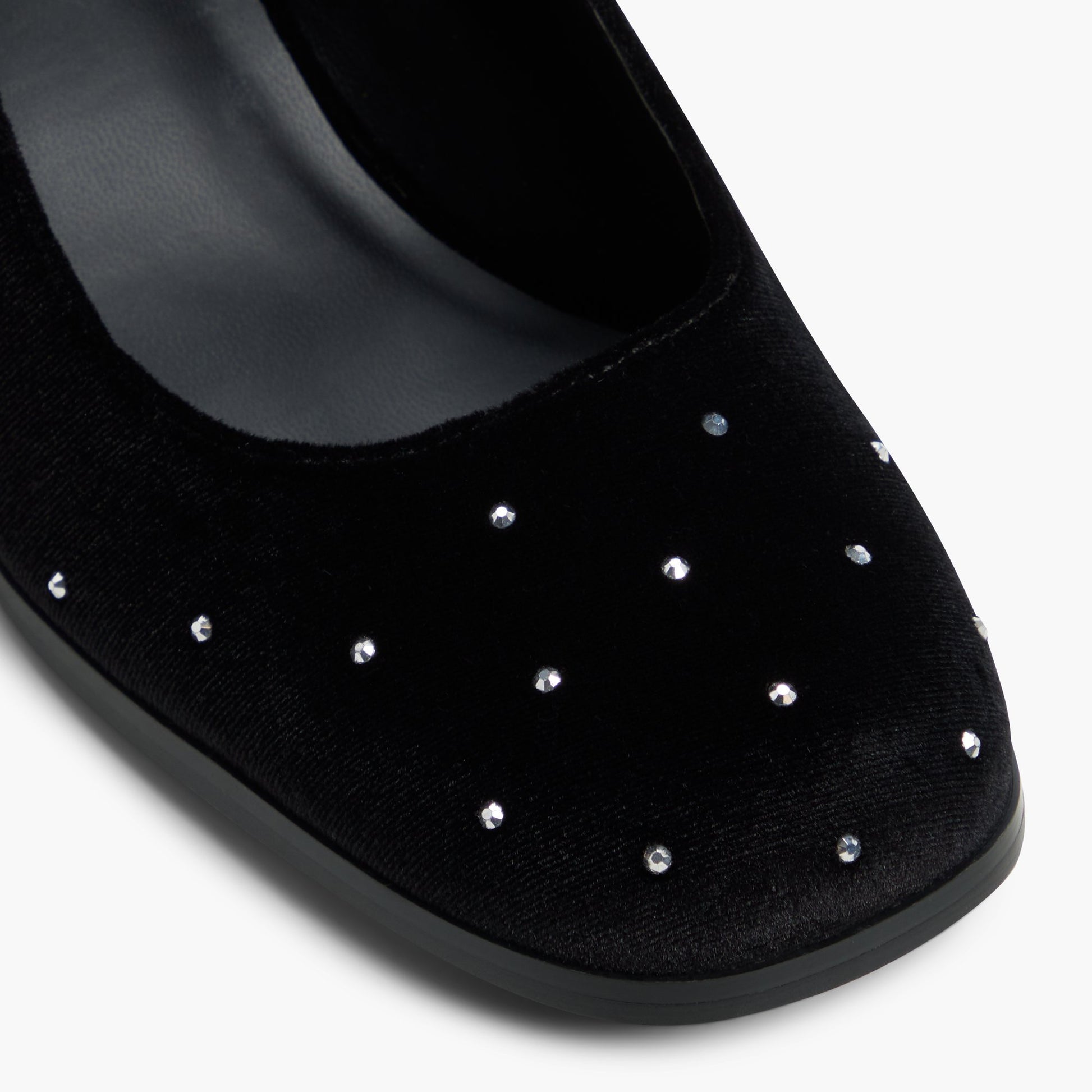 Test FR:Close-up of the Noir Ouvert Addele Mary janes à talon bloc