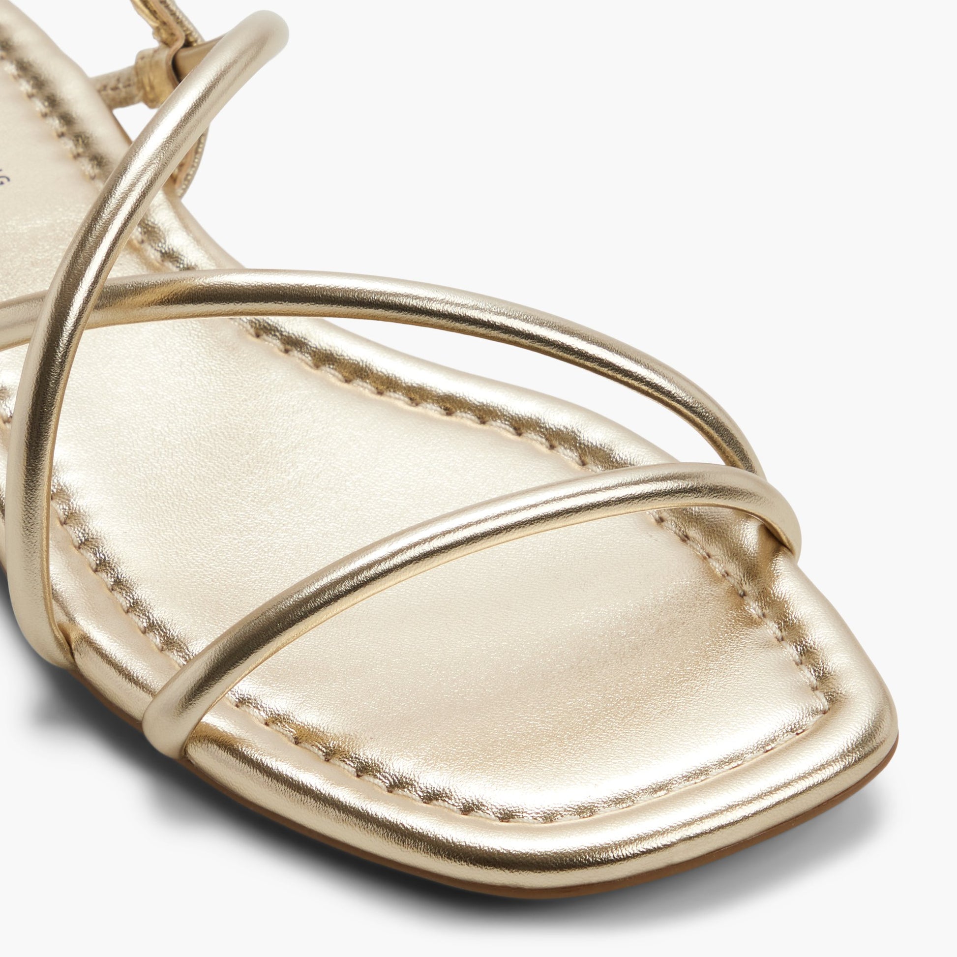 Test FR:Close-up of the Or Viira Sandales à brides