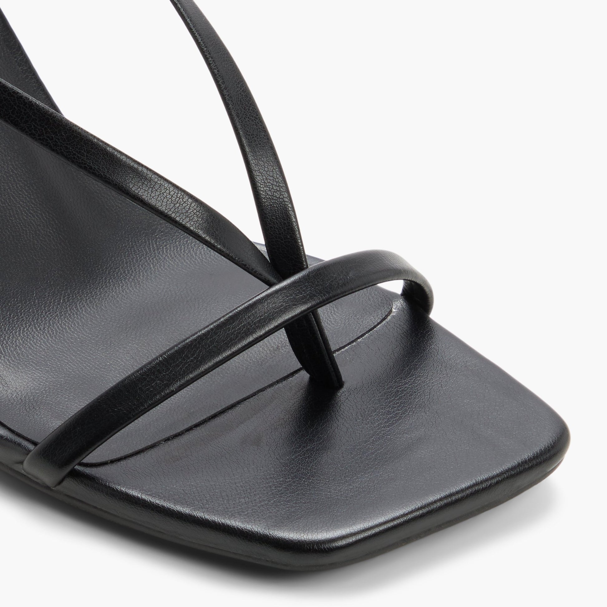 Test FR:Close-up of the Autre Noir Lexiii Sandales tongs à talon chaton