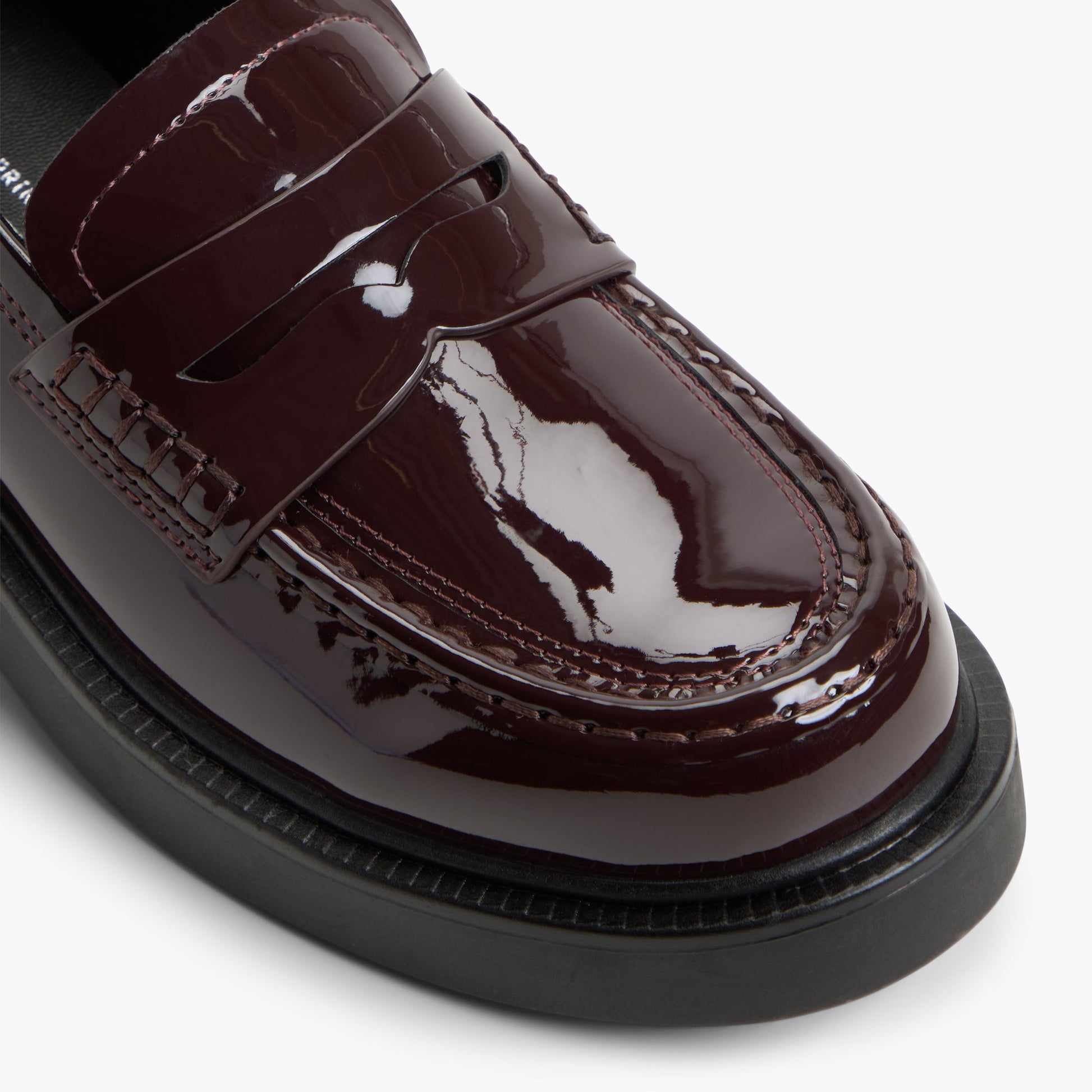 Close-up of the Bordo Vallie Loafers