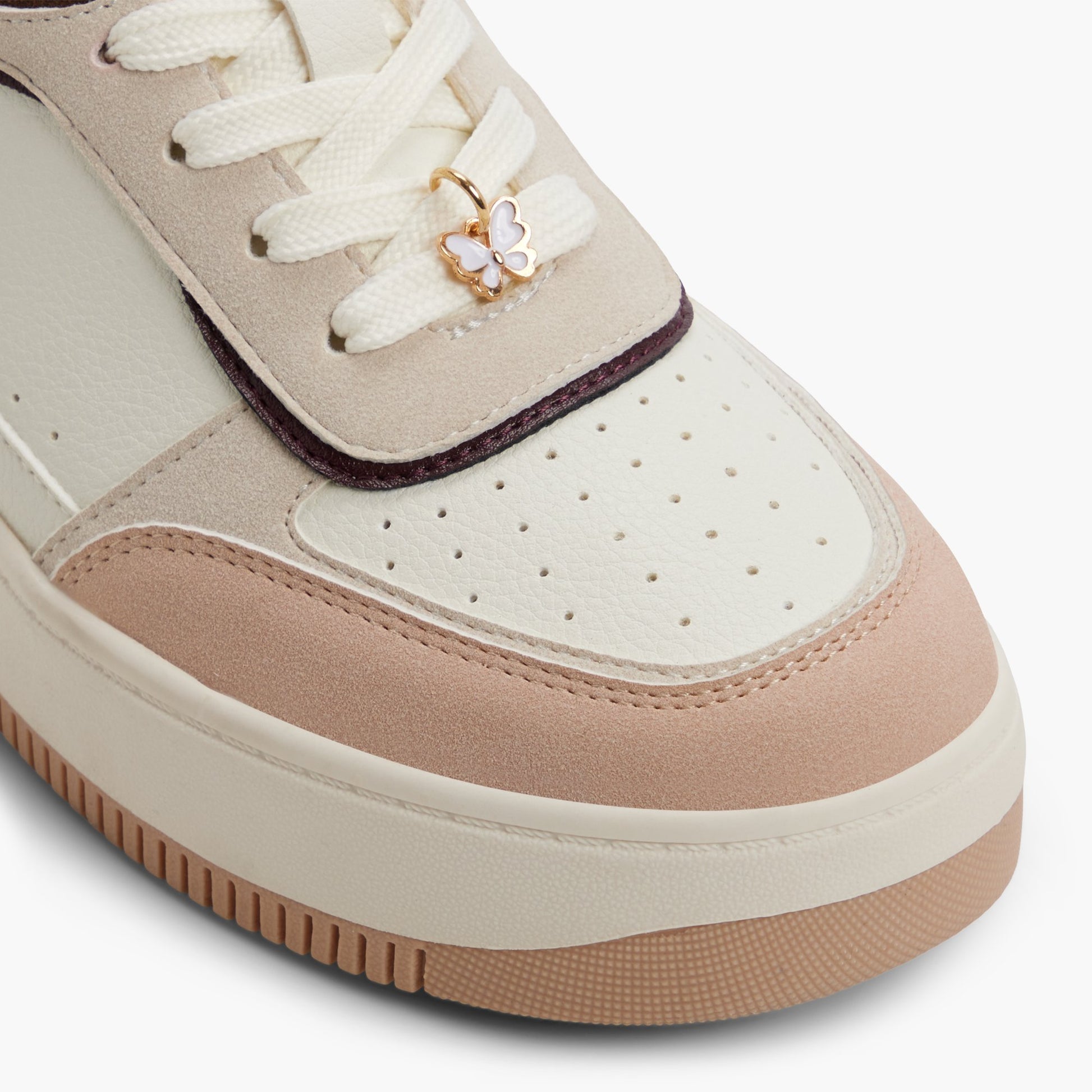 Close-up of the Wht/lt pink Freshy Sneakers