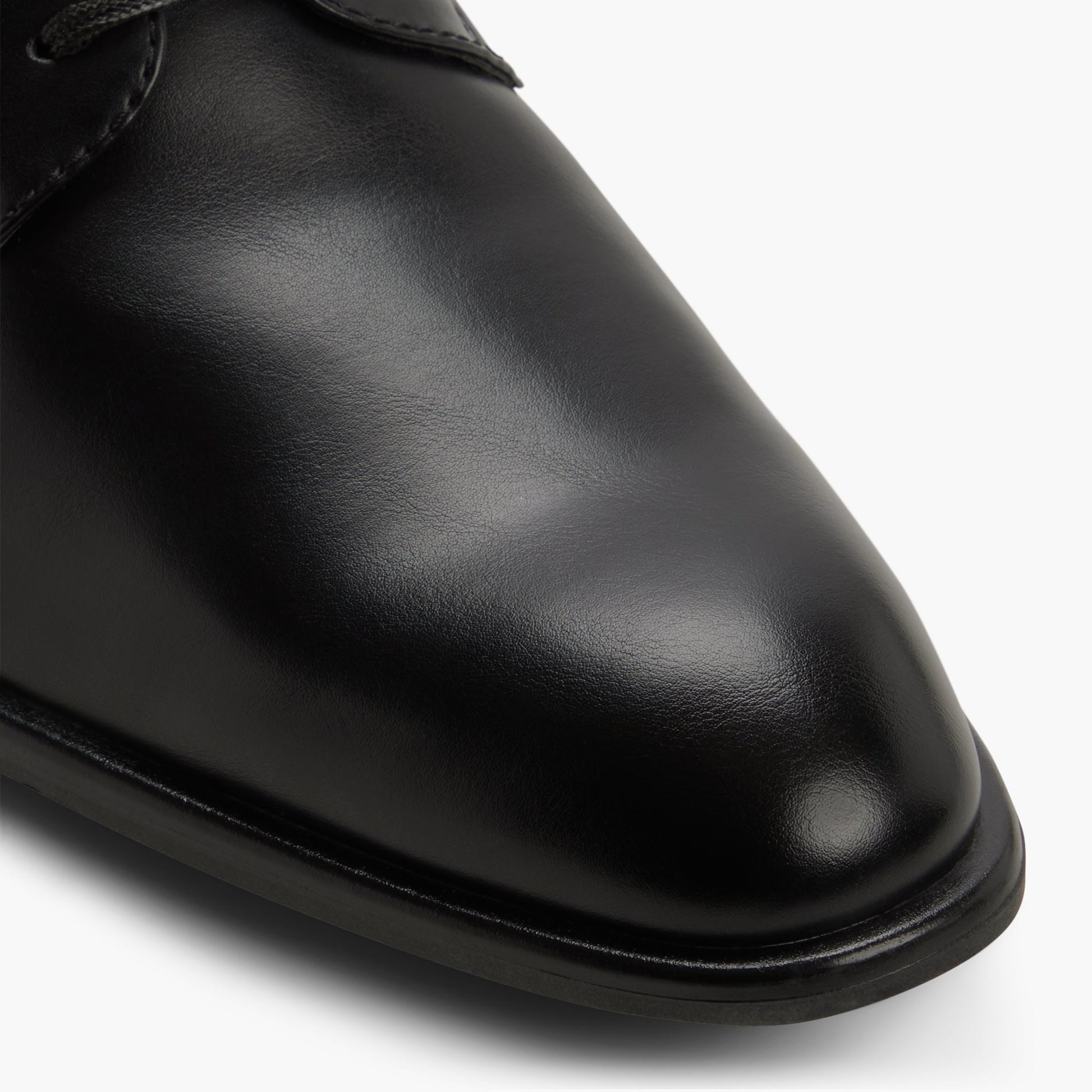 Test FR:Close-up of the Noir Burnham Chaussures derby
