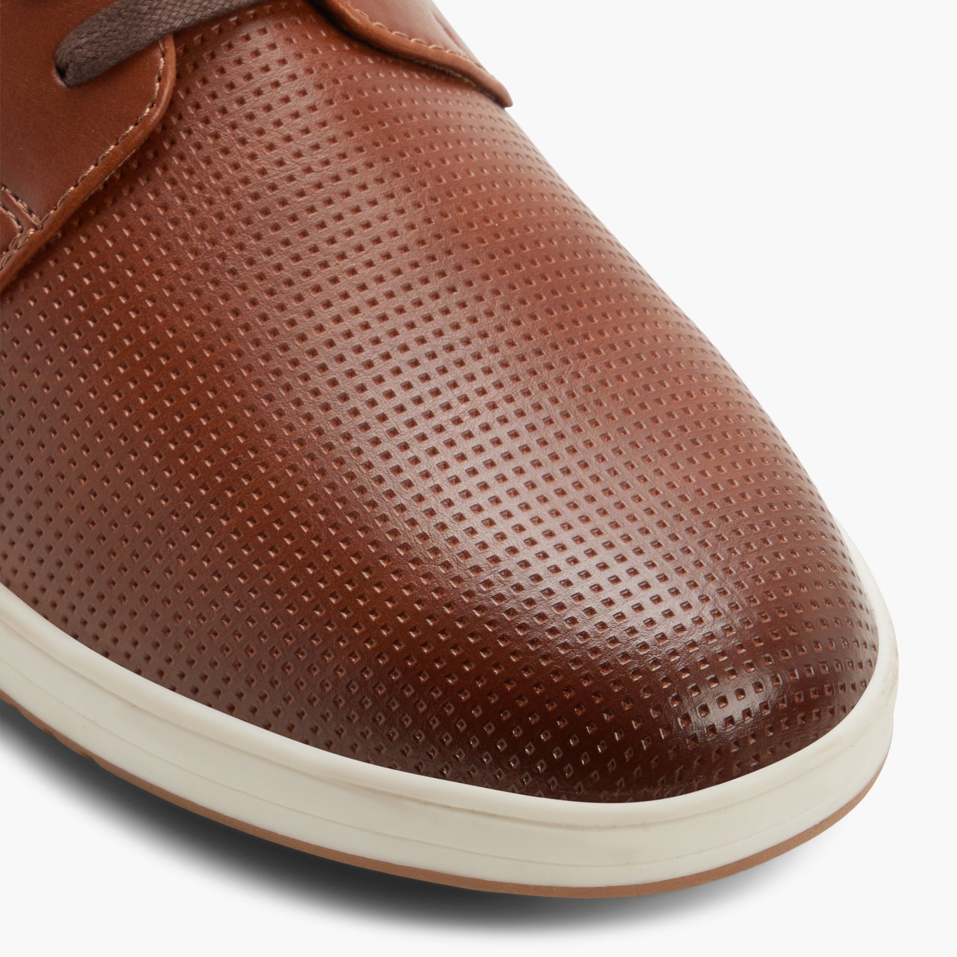 Test FR:Close-up of the Cognac Dorchester Chaussures à lacets