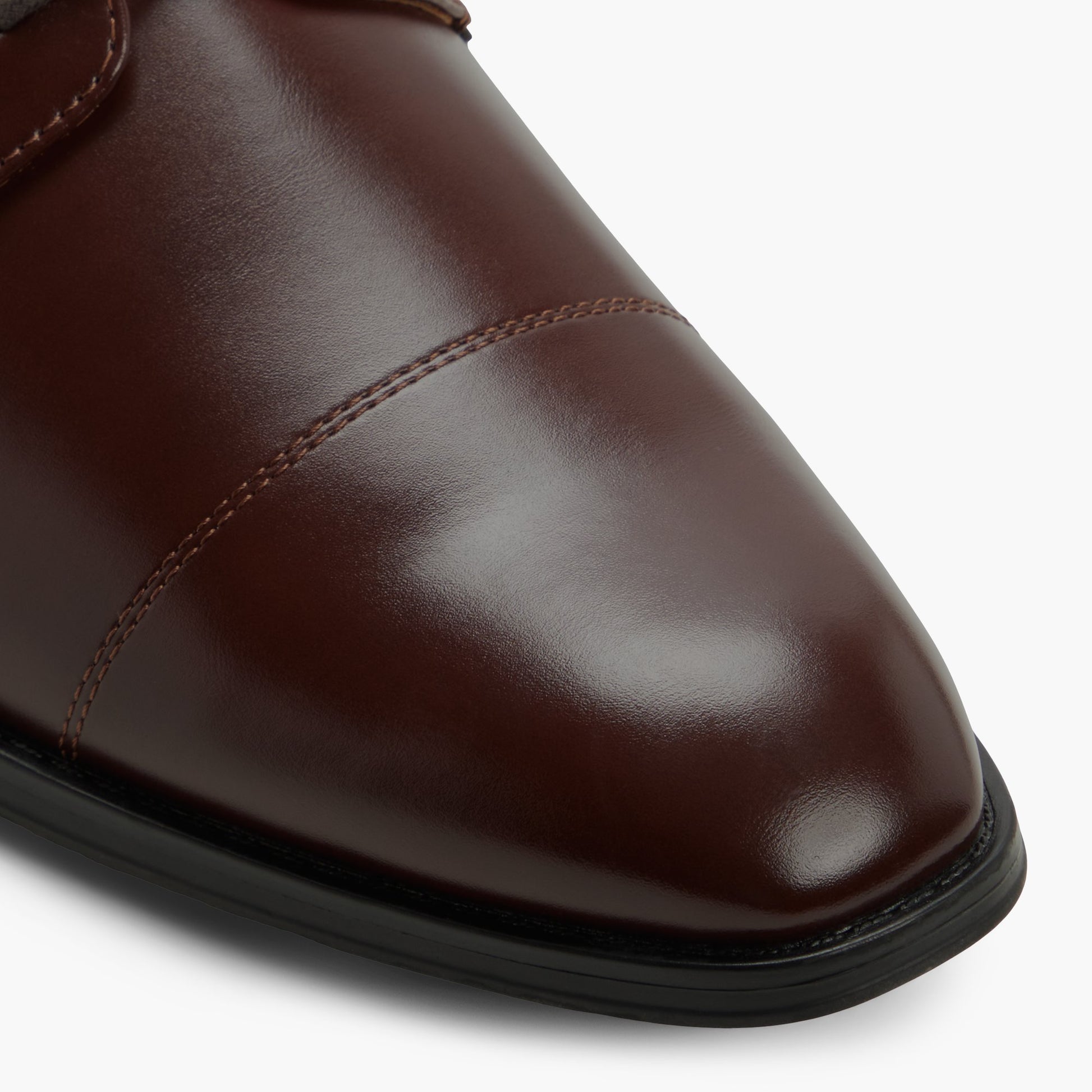 Test FR:Close-up of the Marron Foncé Peck Chaussures derby