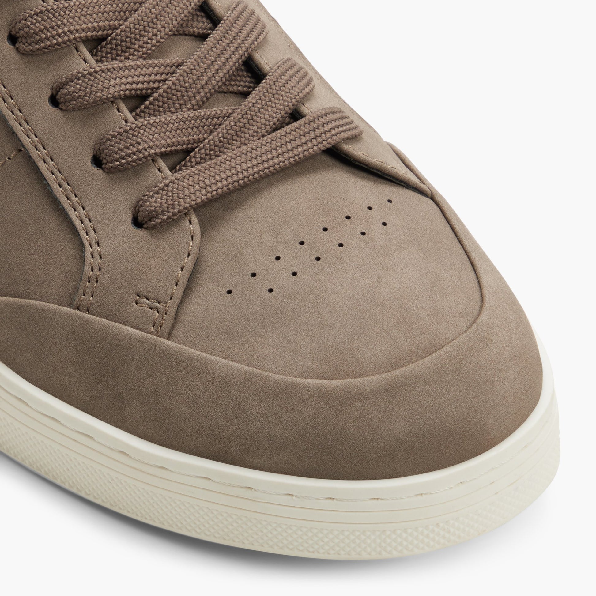 Test FR:Close-up of the Gris Dunkirck Chaussures à lacets