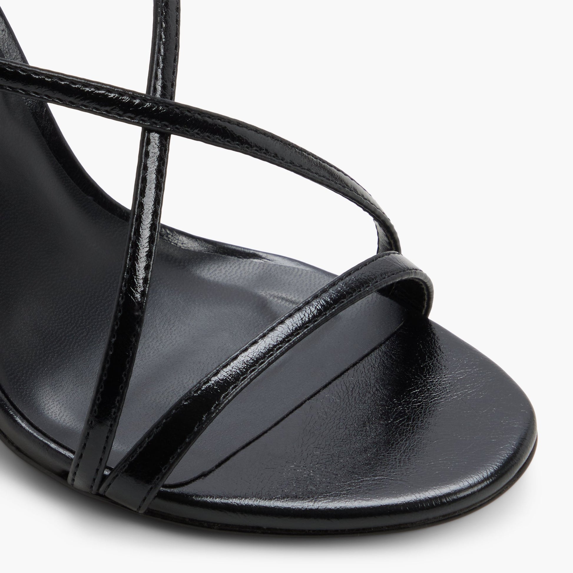 Test FR:Close-up of the Noir Nalanii Sandales à talon haut
