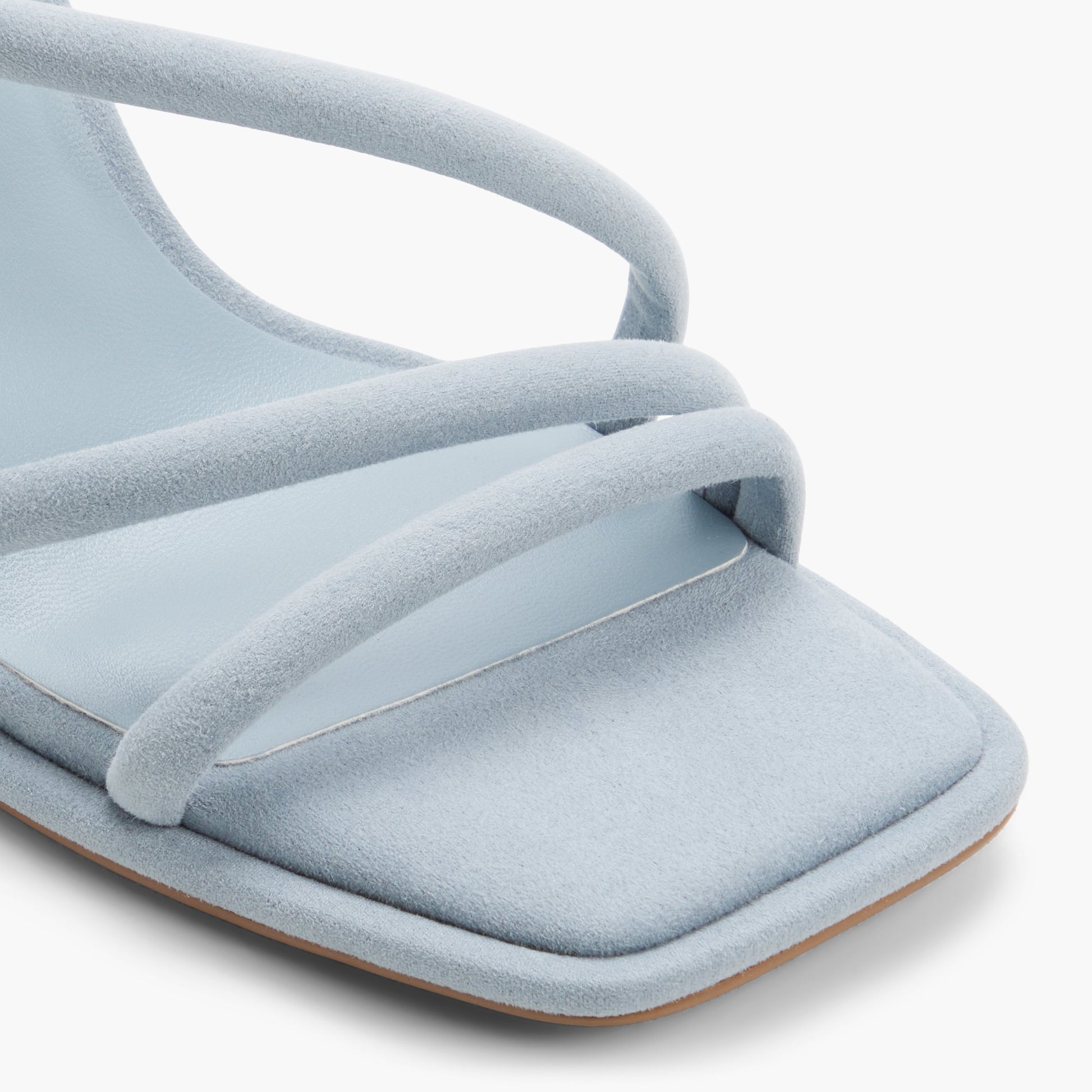 Test FR:Close-up of the Bleu Clair Luxe Sandales à talons à brides