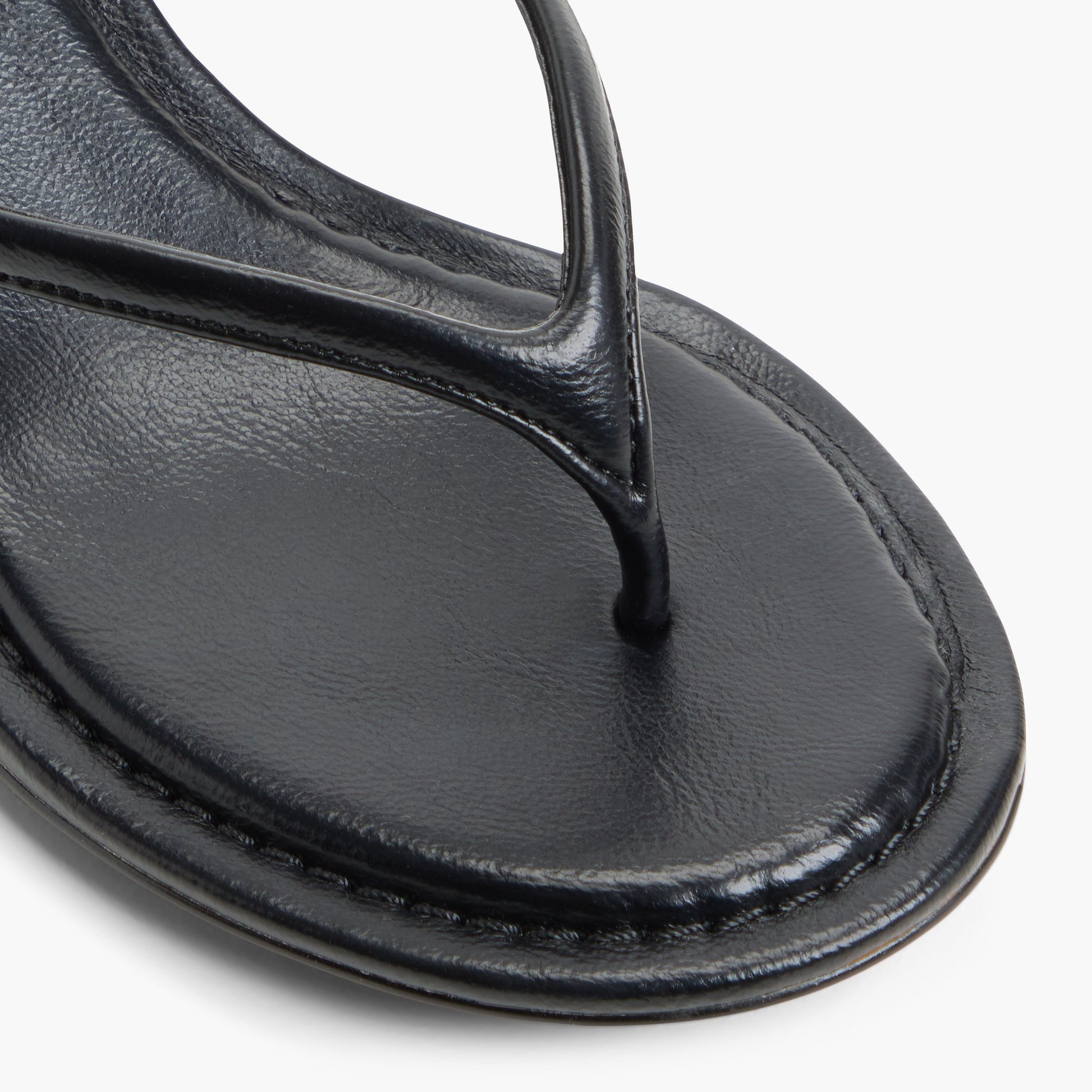 Test FR:Close-up of the Noir Ashaa Sandales tong à talon