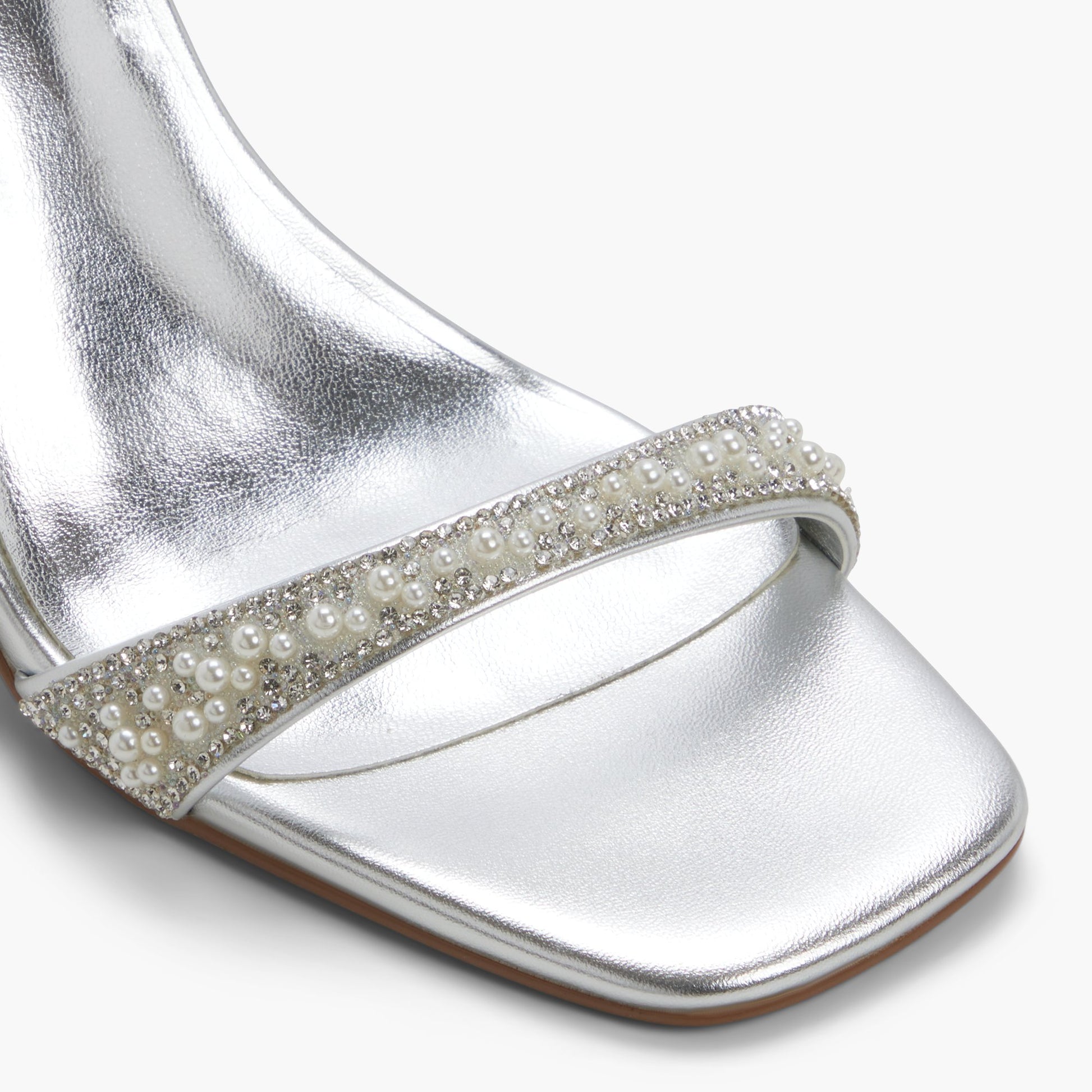 Test FR:Close-up of the Argent Muuse Sandales à talon haut