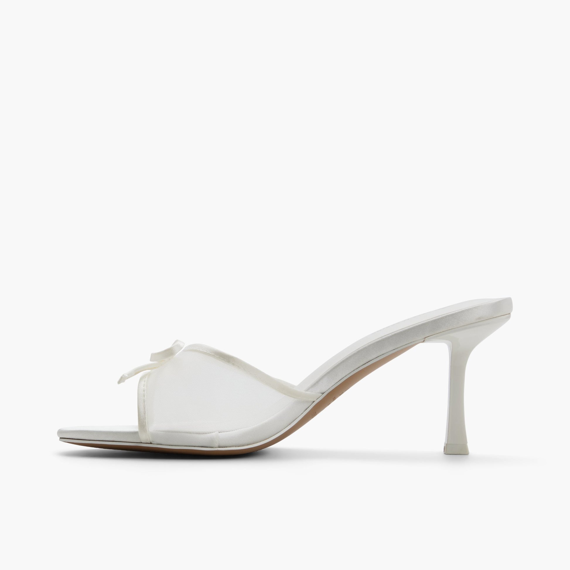 Test FR:Side view of Blanc Bettiie Mules à talons moyens