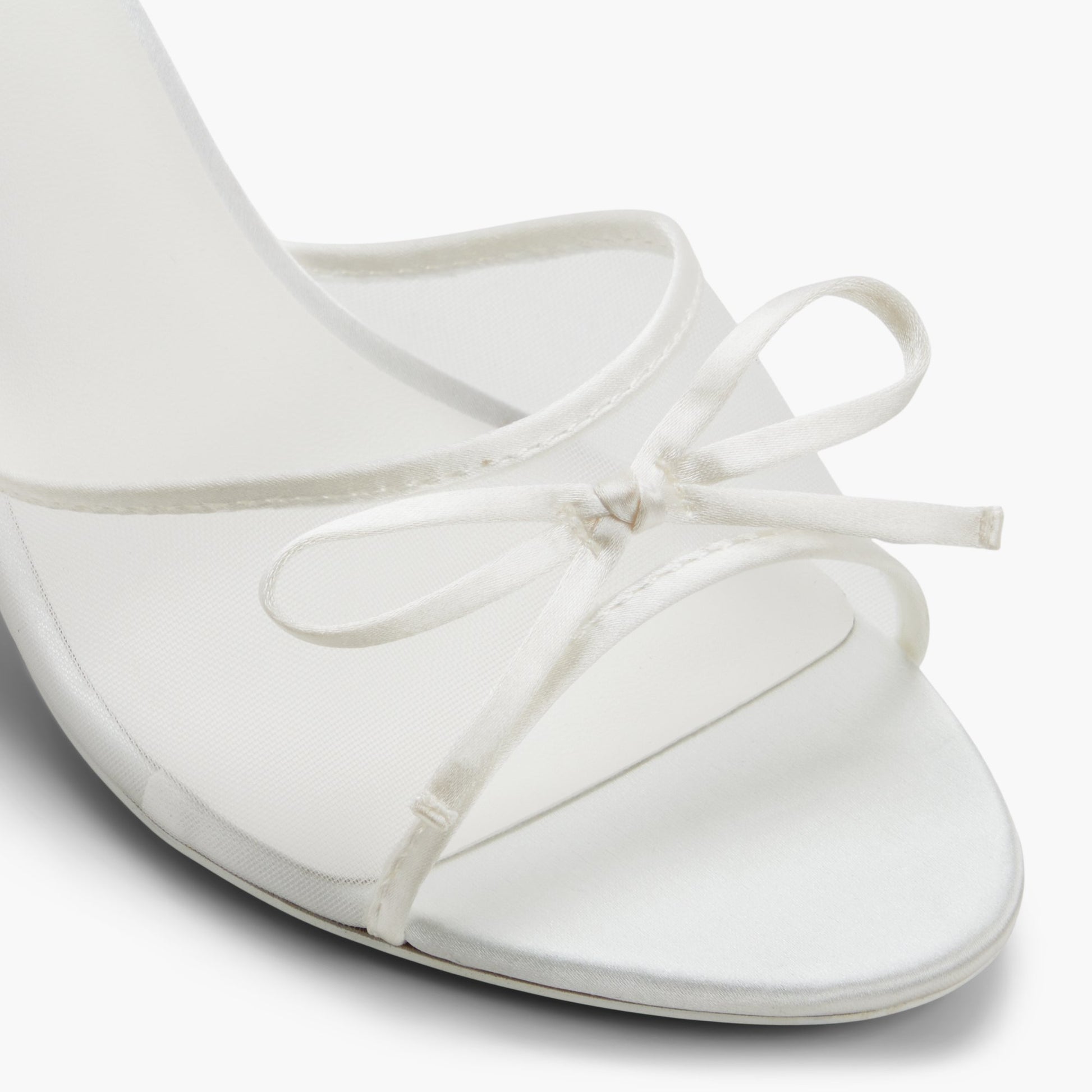 Test FR:Close-up of the Blanc Bettiie Mules à talons moyens