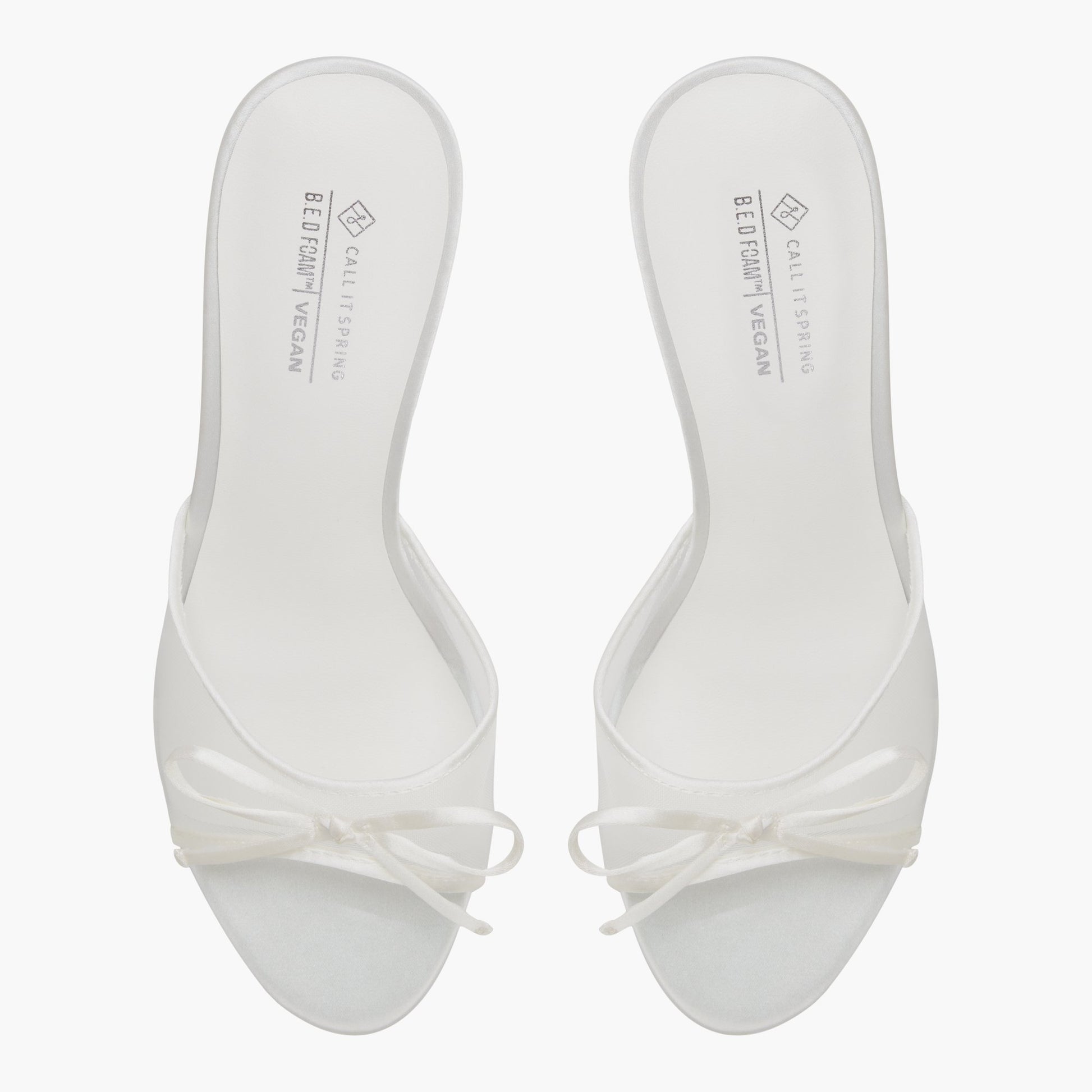 Test FR:Top-down view of the Blanc Bettiie Mules à talons moyens