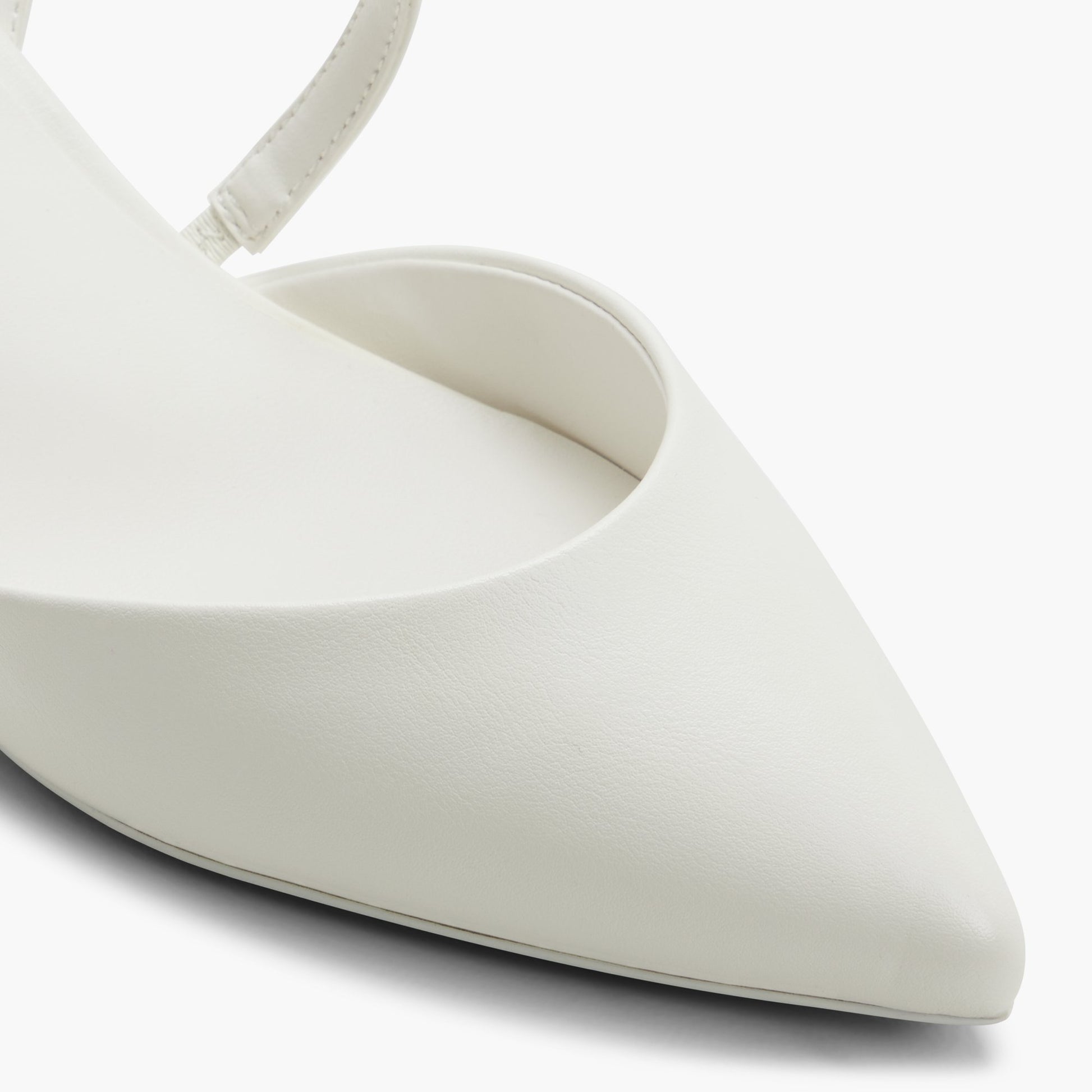 Test FR:Close-up of the Blanc Brianah Talons blocs à lanières