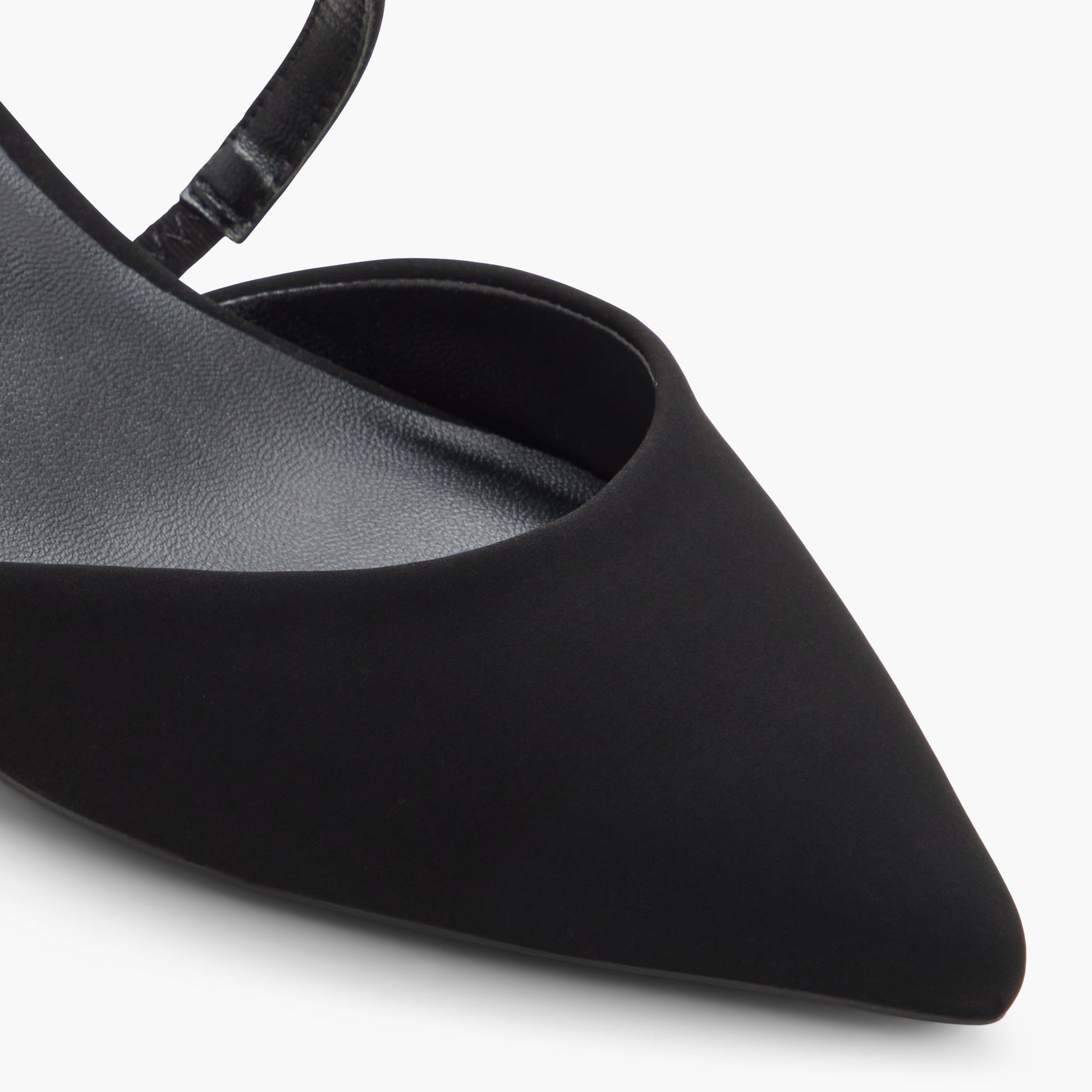 Test FR:Close-up of the Noir Brianah Talons blocs à lanières