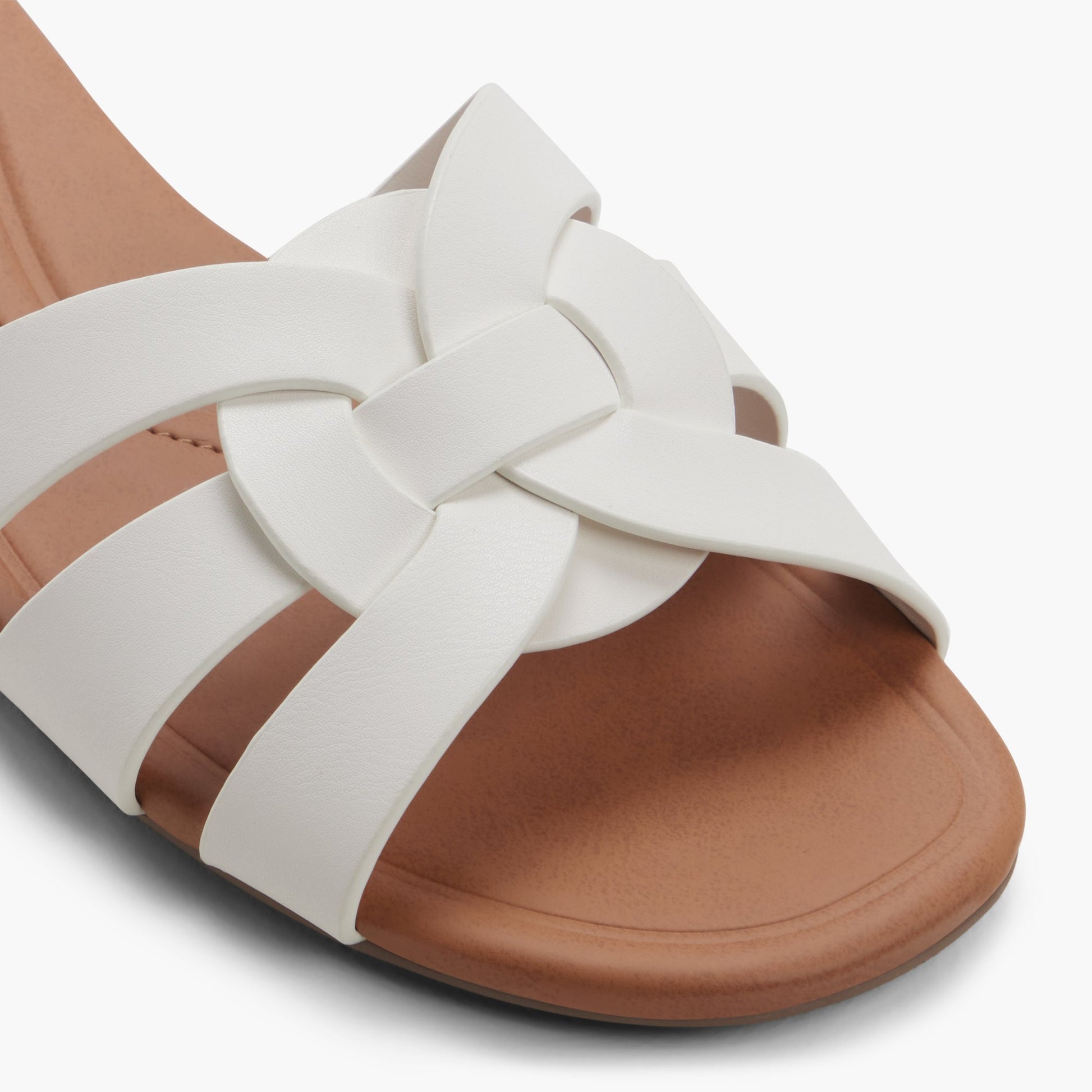 Test FR:Close-up of the Blanc Allee Claquettes